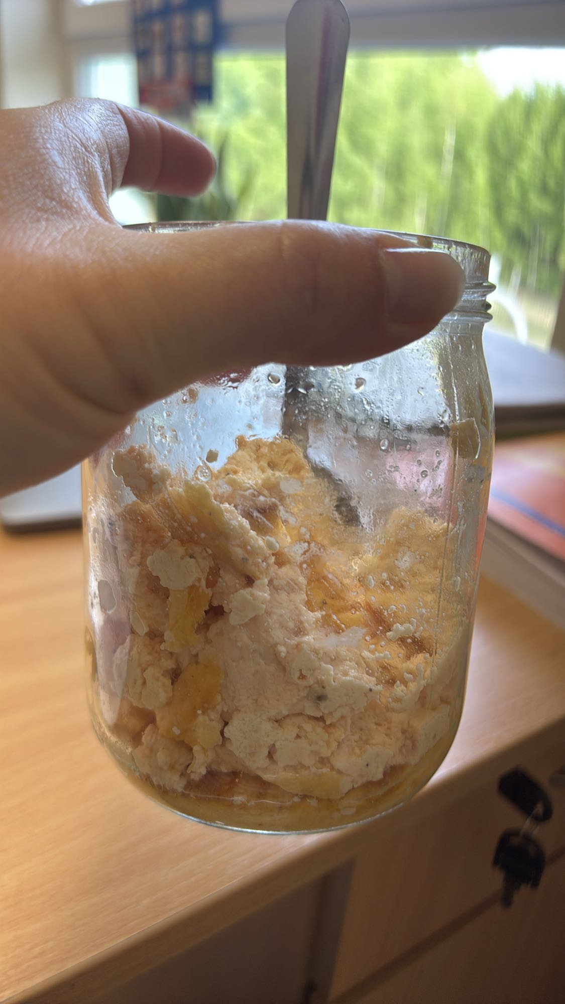 Twaróg chudy z jajami i pomidorem