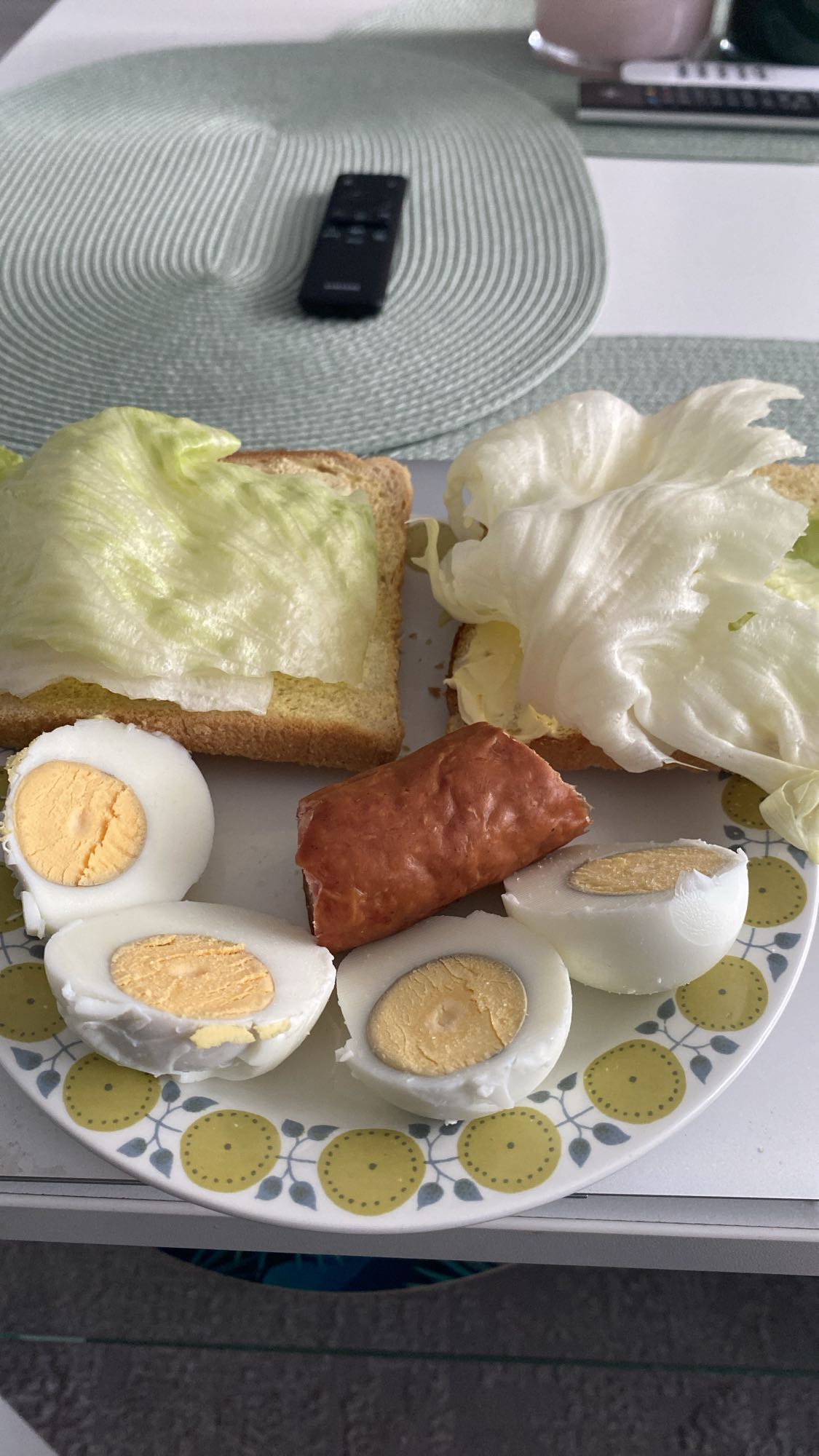 Jajka z kiełbasą i sałatą