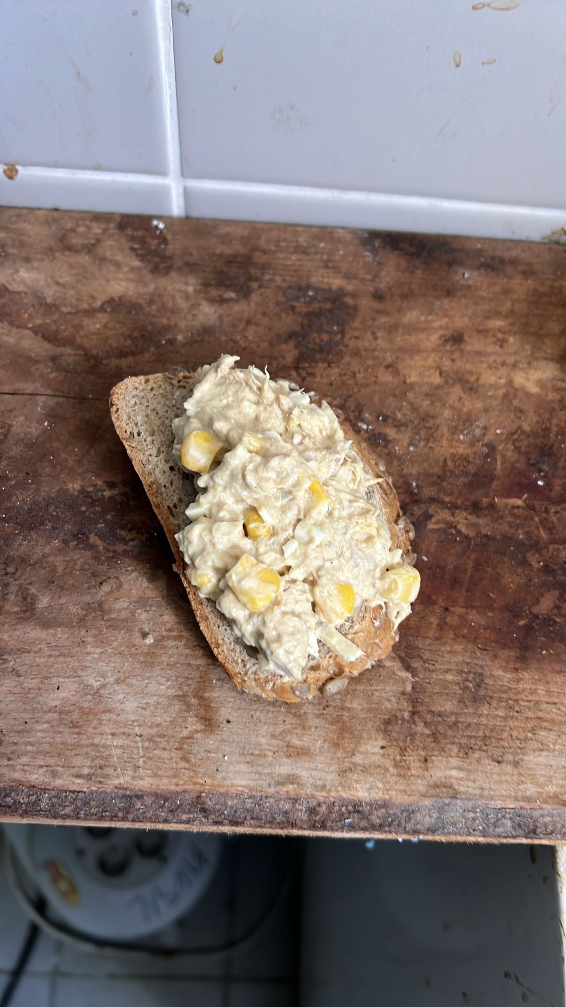 Tostada con atún y maíz