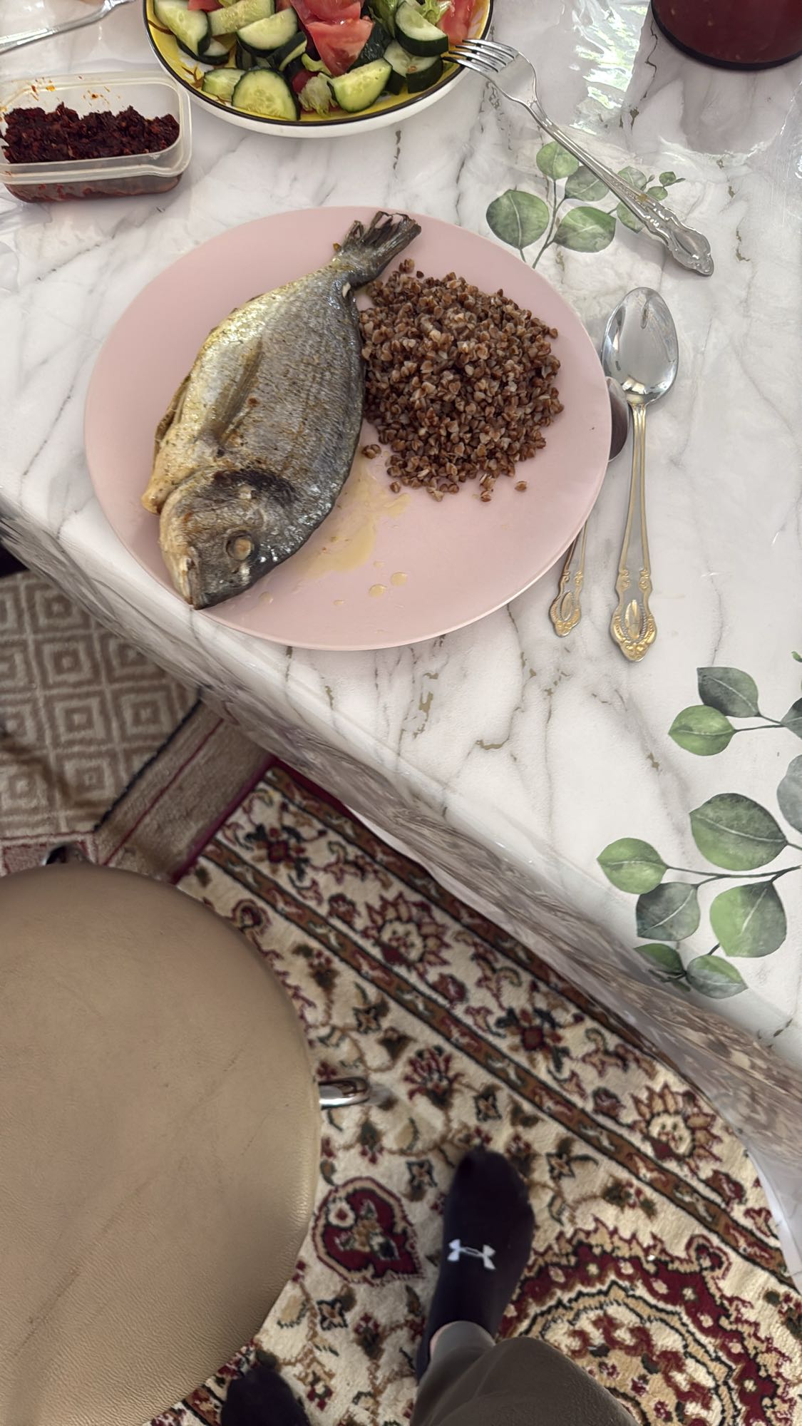 Рыба с гречкой и салатом