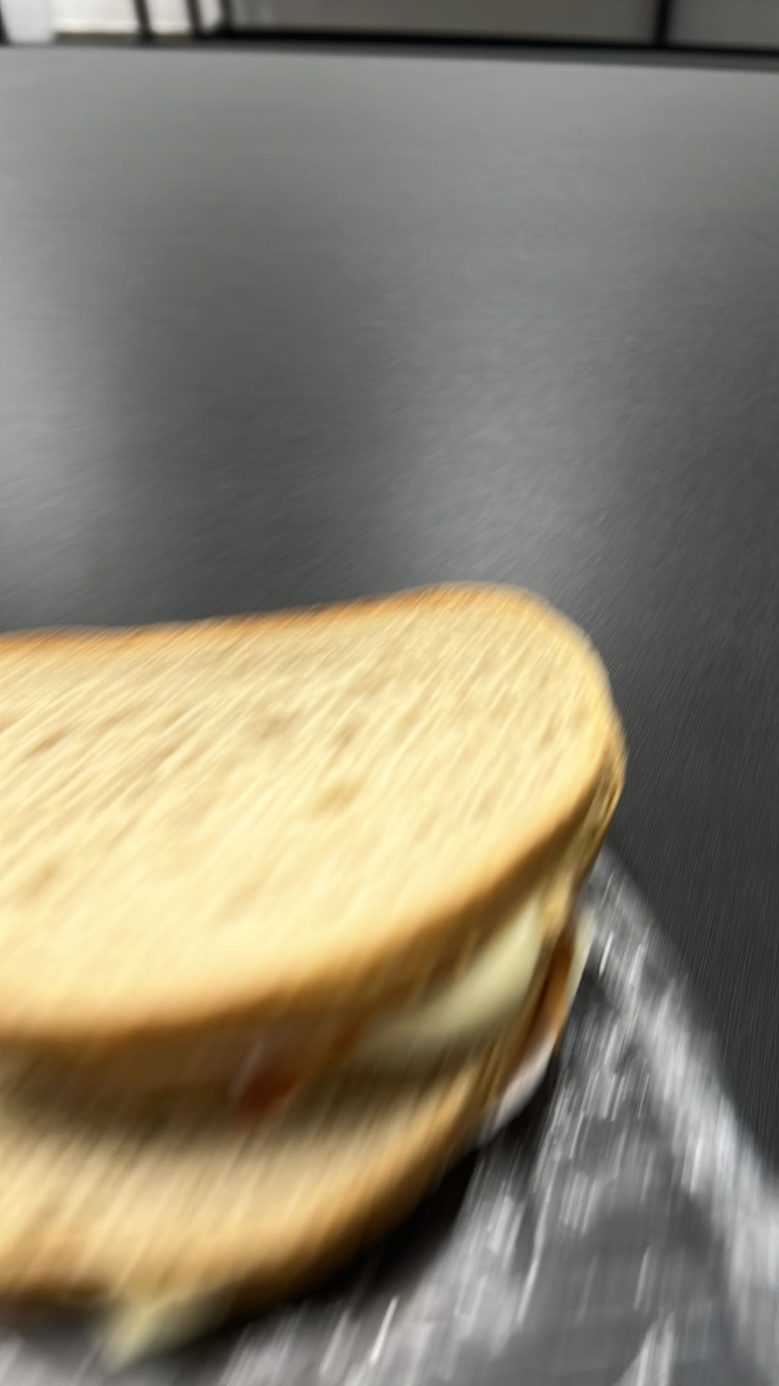 Kanapka z serem i polędwicą łososiową