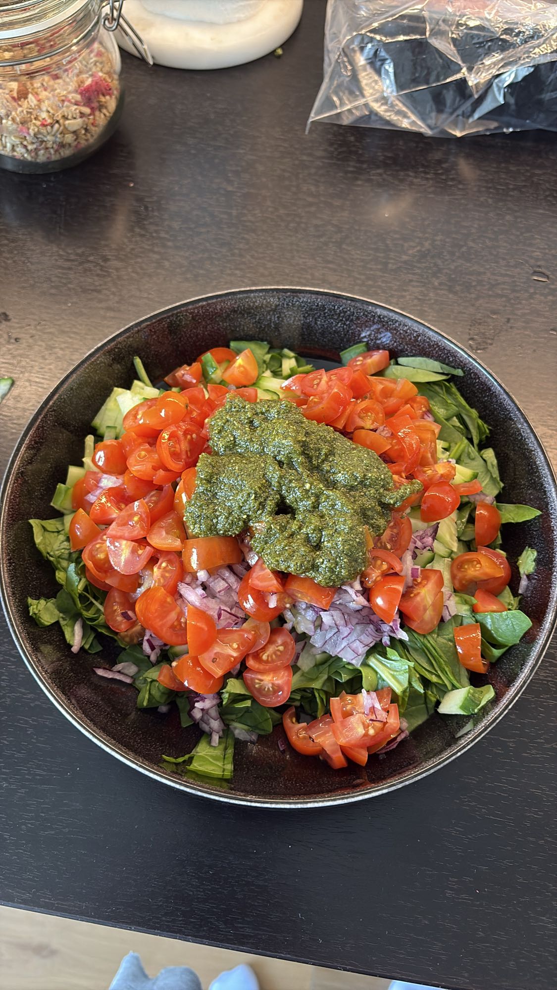 Grönsallad med pesto