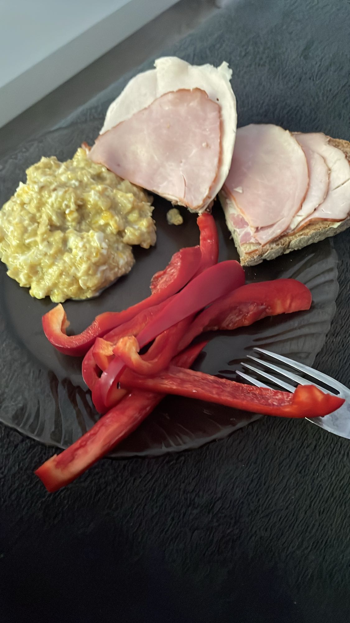 Kanapki z szynką i papryką