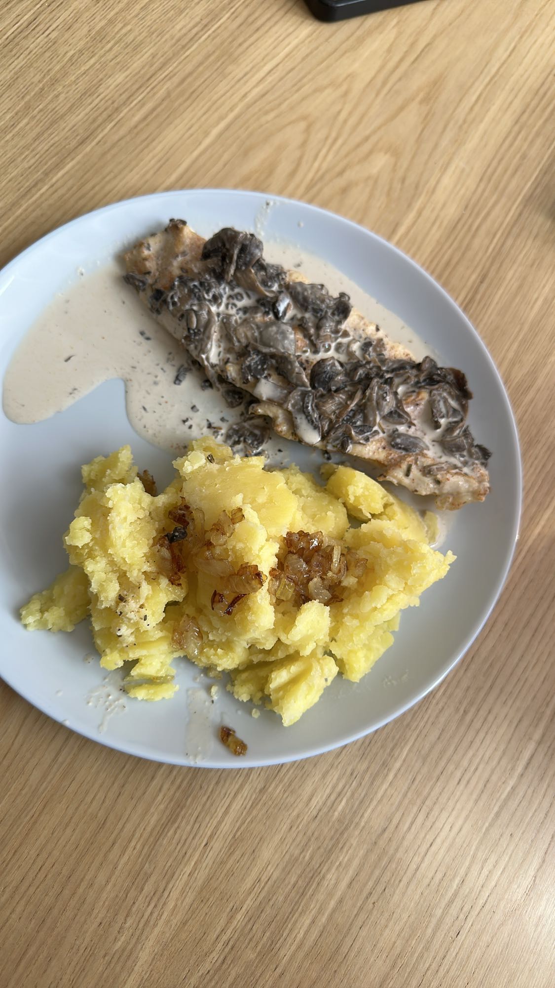 Kurczak z sosem i ziemniaki