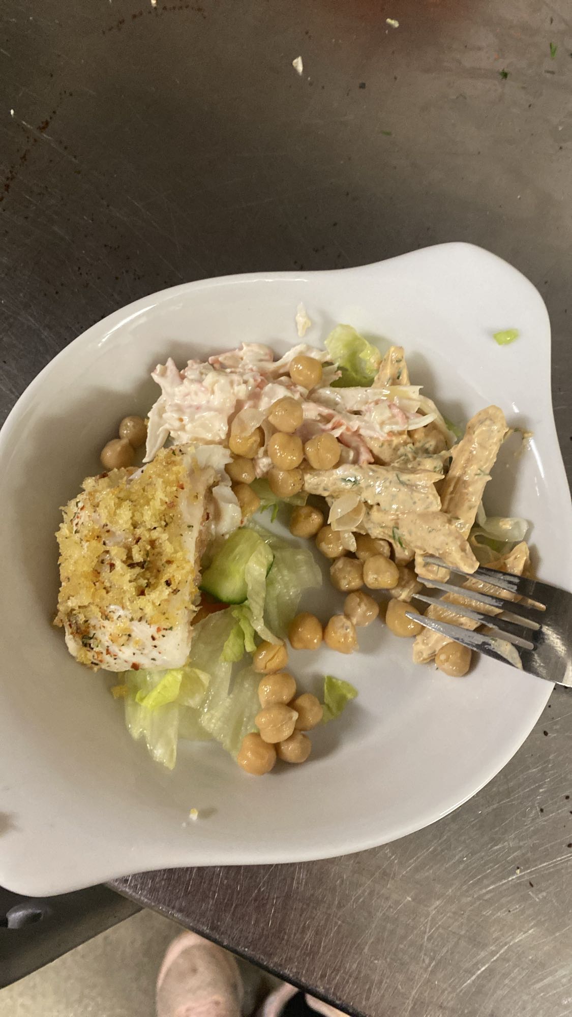 Fisk- och kikärtssallad