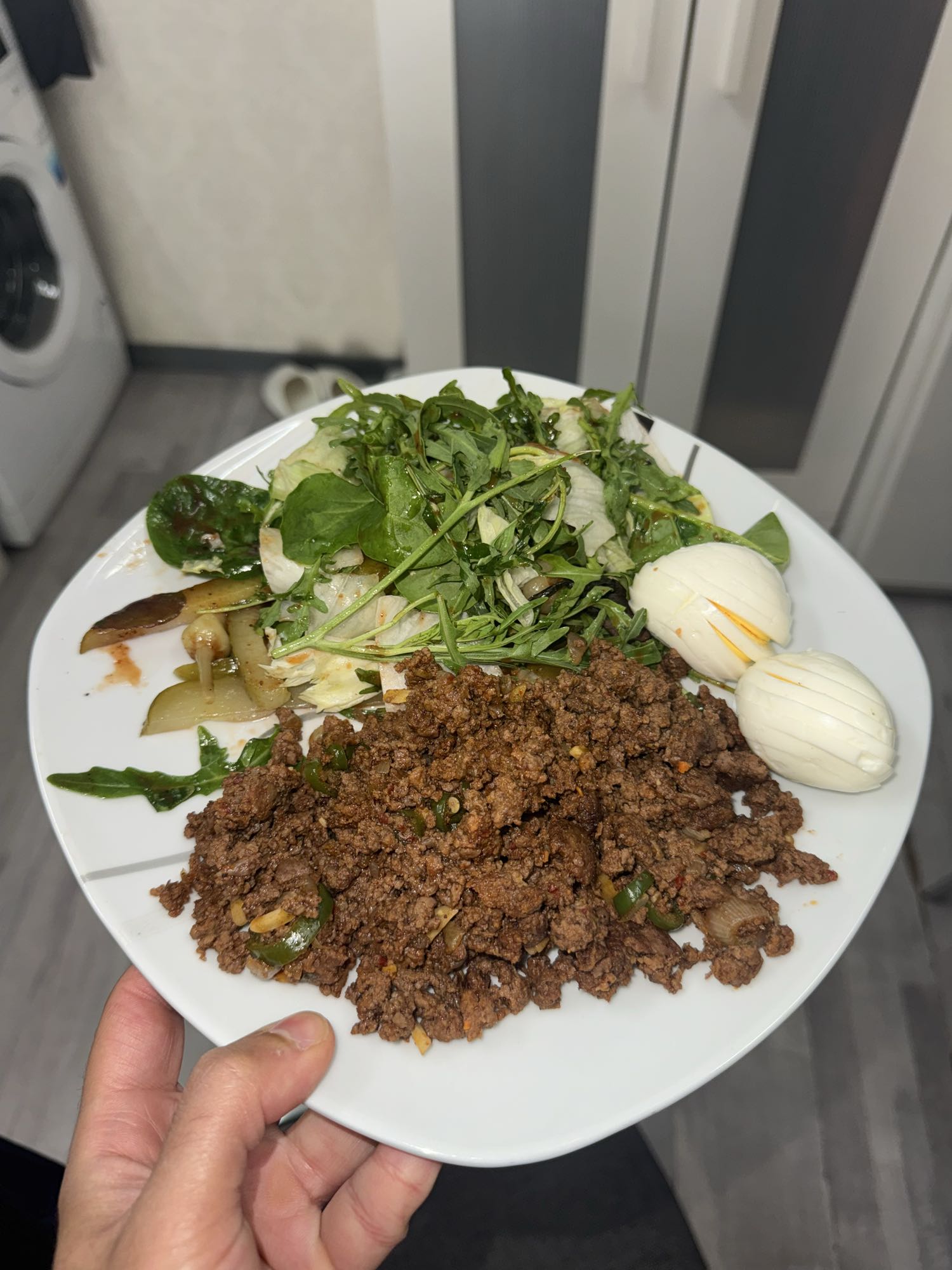 Salat- und Hackfleischteller