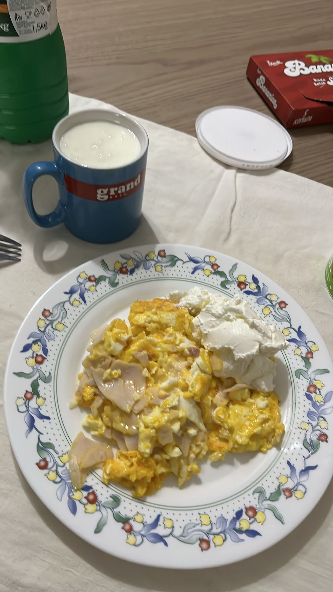 Jaja s puretinom i jogurtom