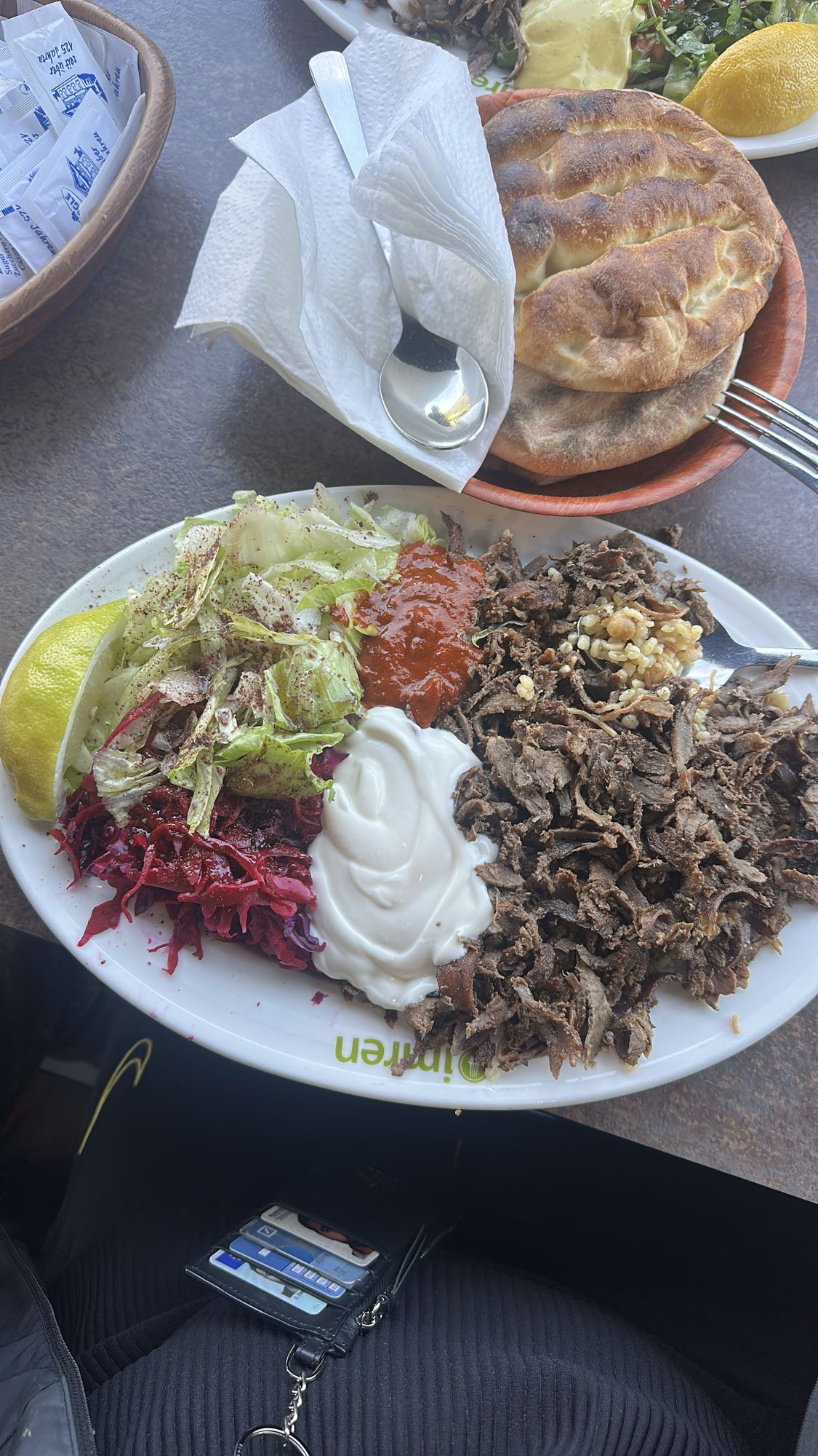 Döner-Teller mit Bulgur, Sesamsauce und scharfer Soße
