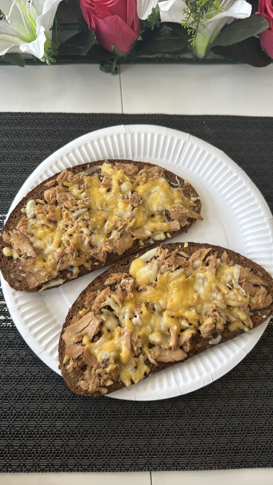 Tostadas mit Thunfisch und Käse