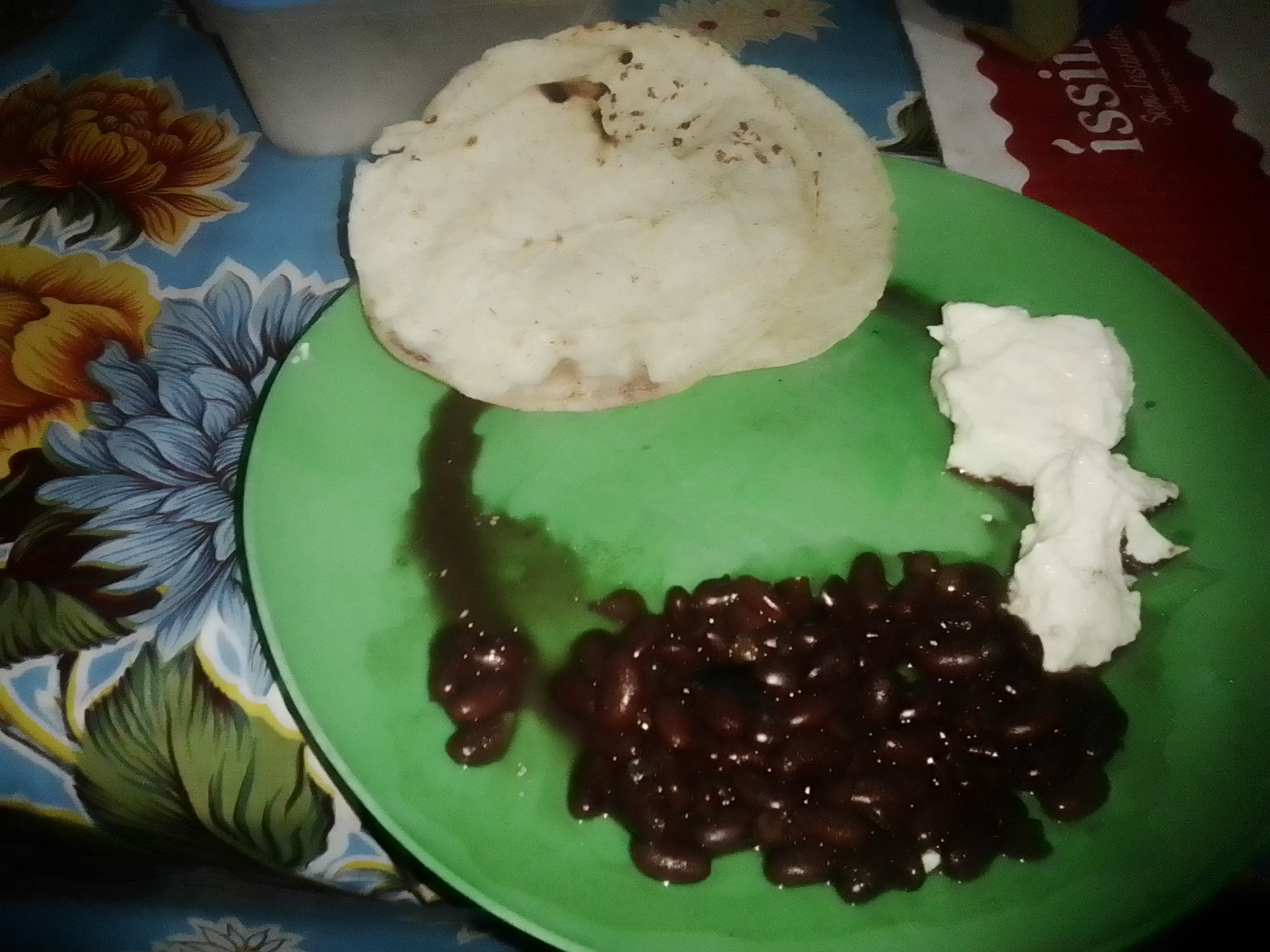 Frijoles con queso y tortilla