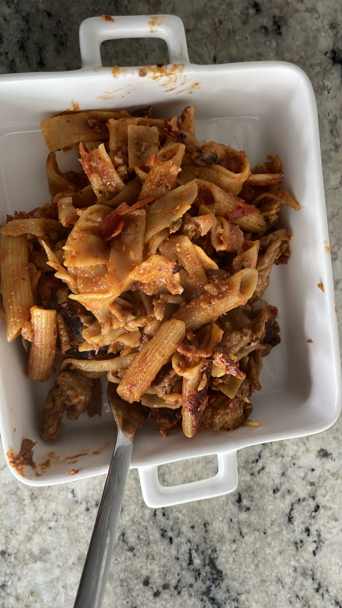 Makaron z sosem bolońskim, indykiem, pomidorkami, cebulą i serem