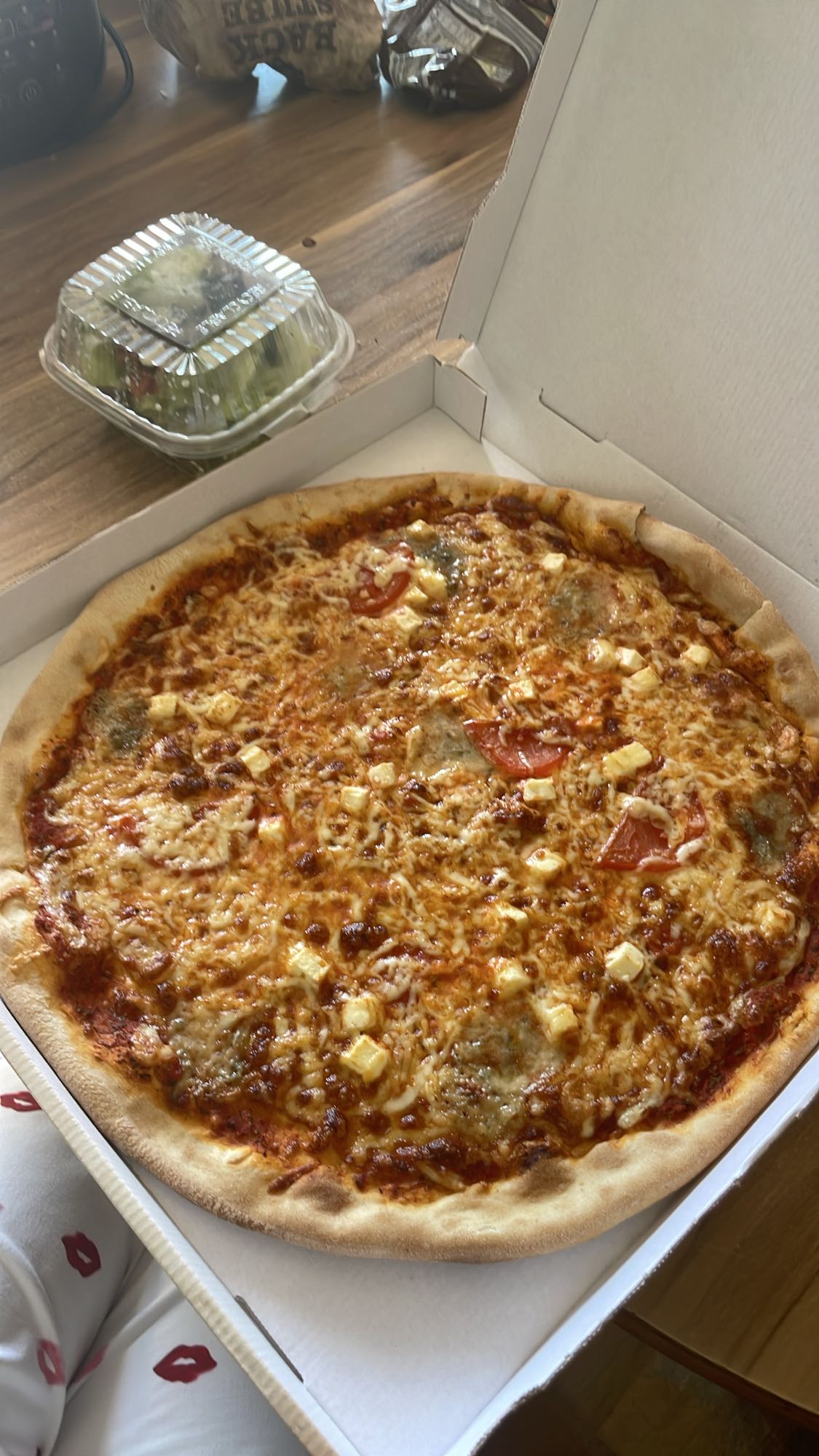 Pizza de queso y tomate