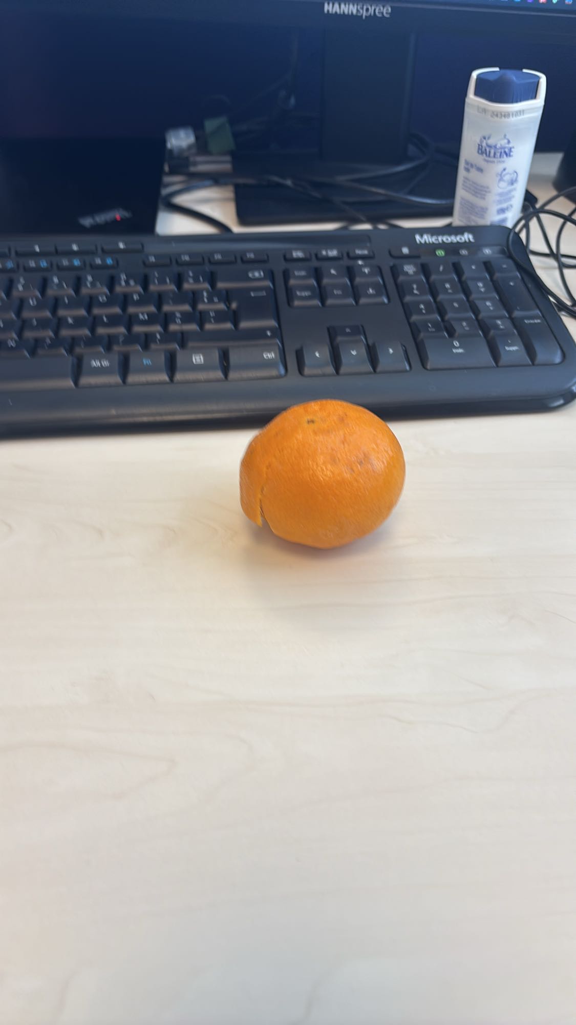 Orange sur le bureau