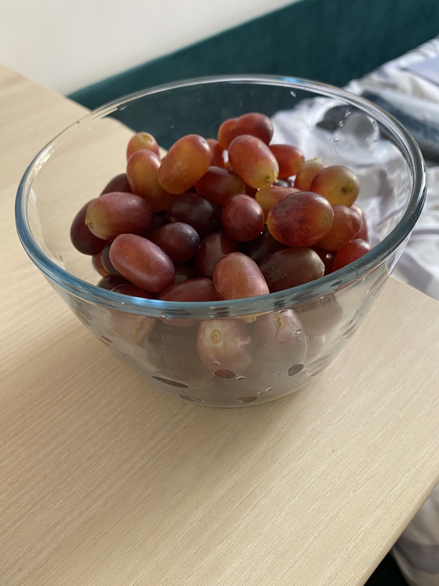 Pół miski czerwonych winogron