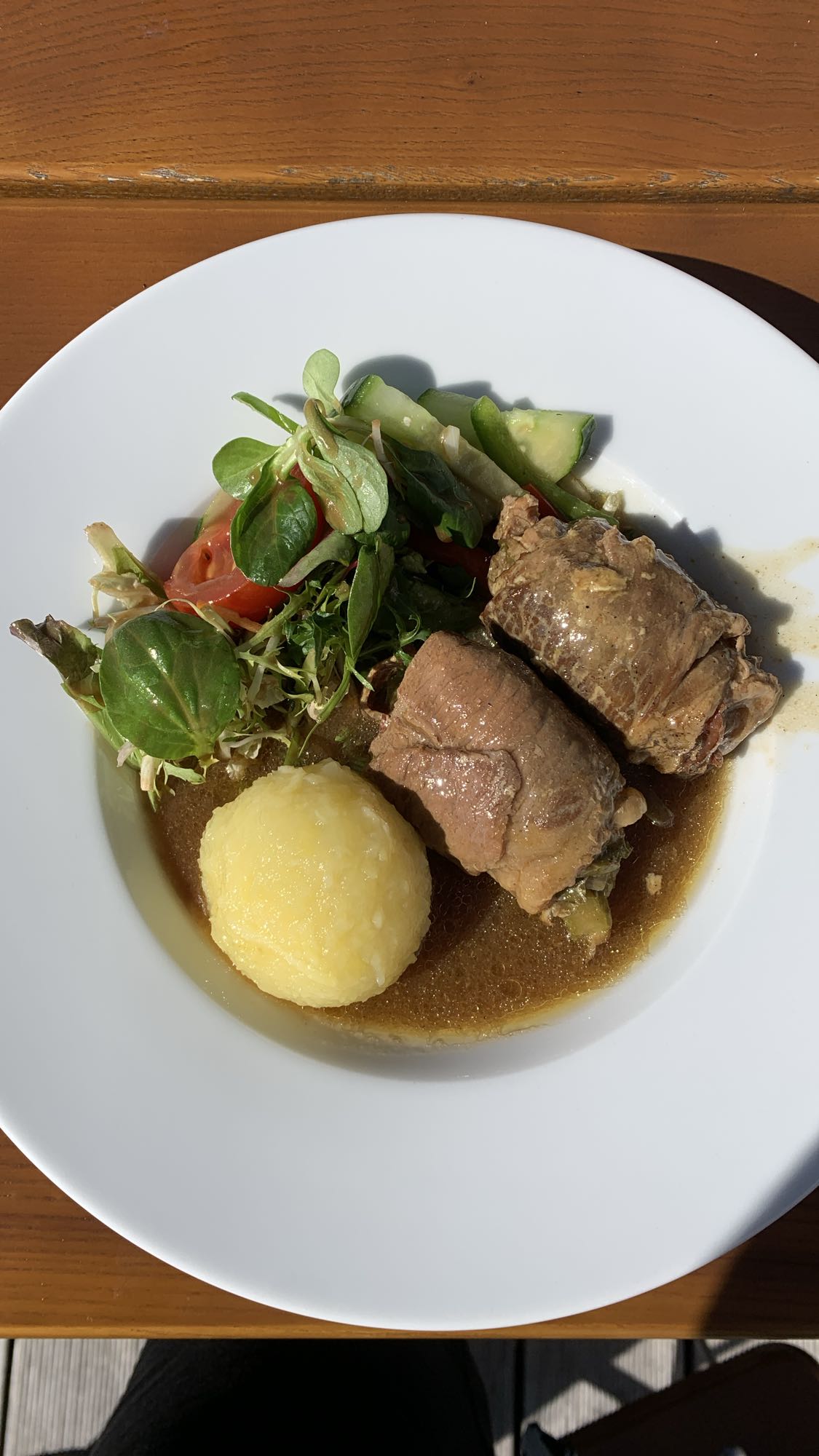 Rinderroulade mit Salat