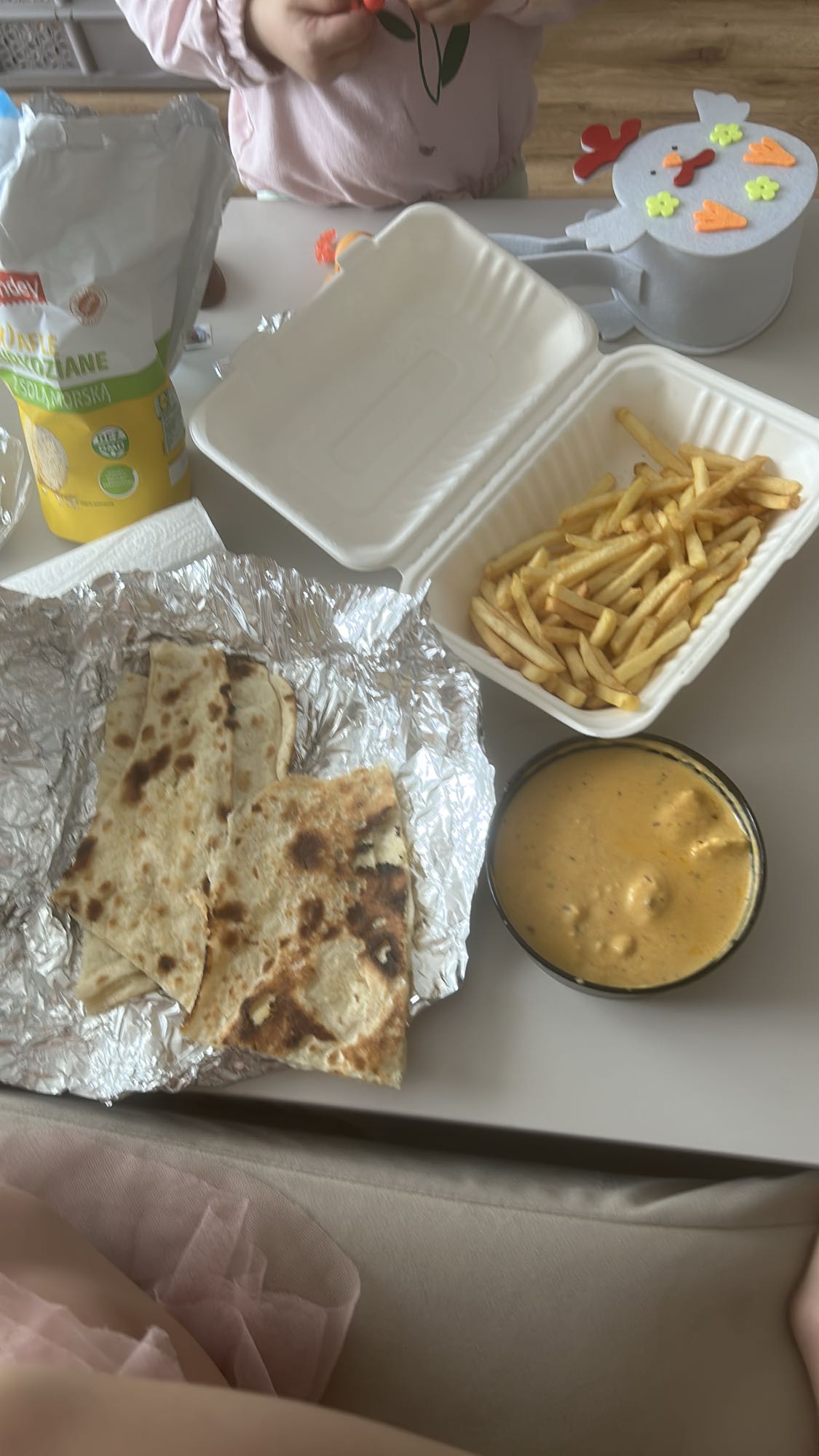 Naan z frytkami i curry