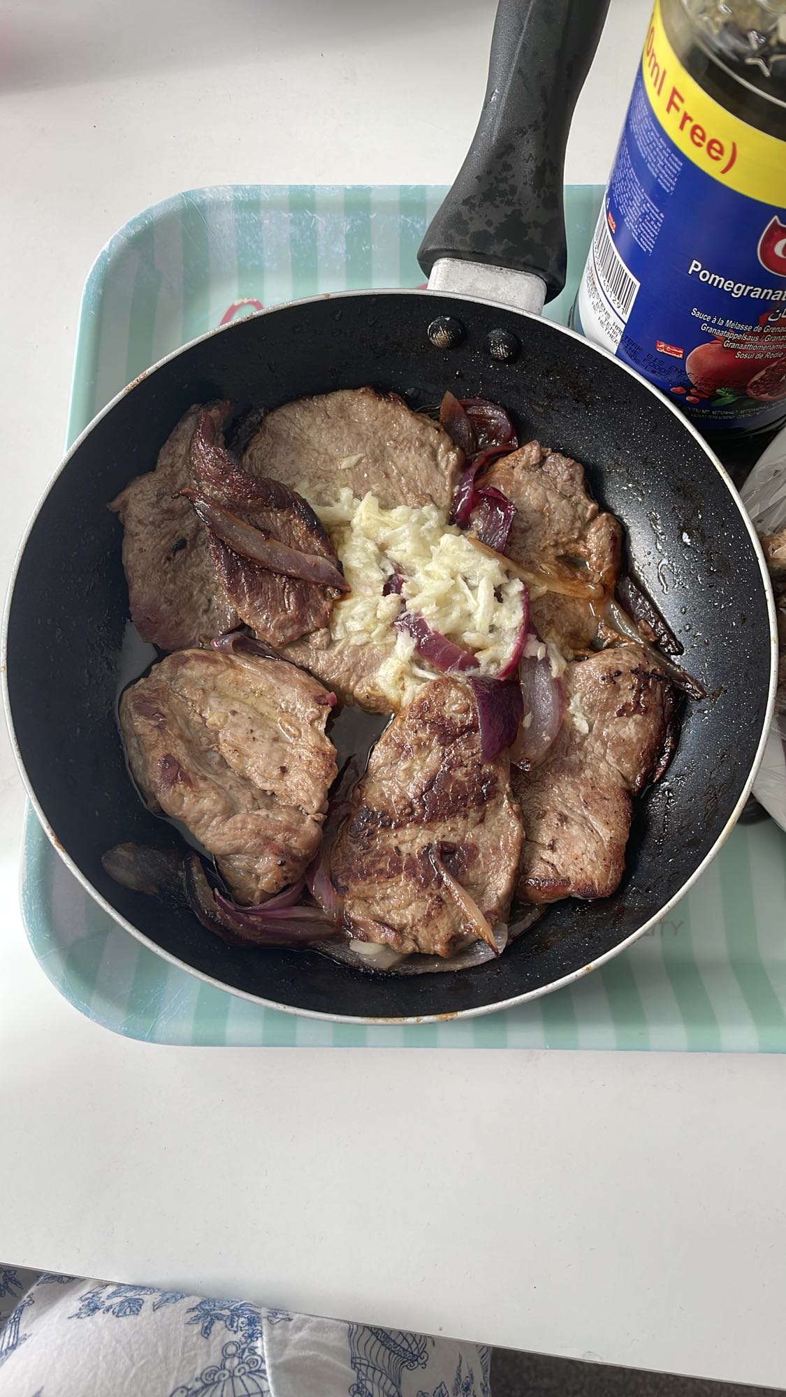 Bistec con cebolla y ajo