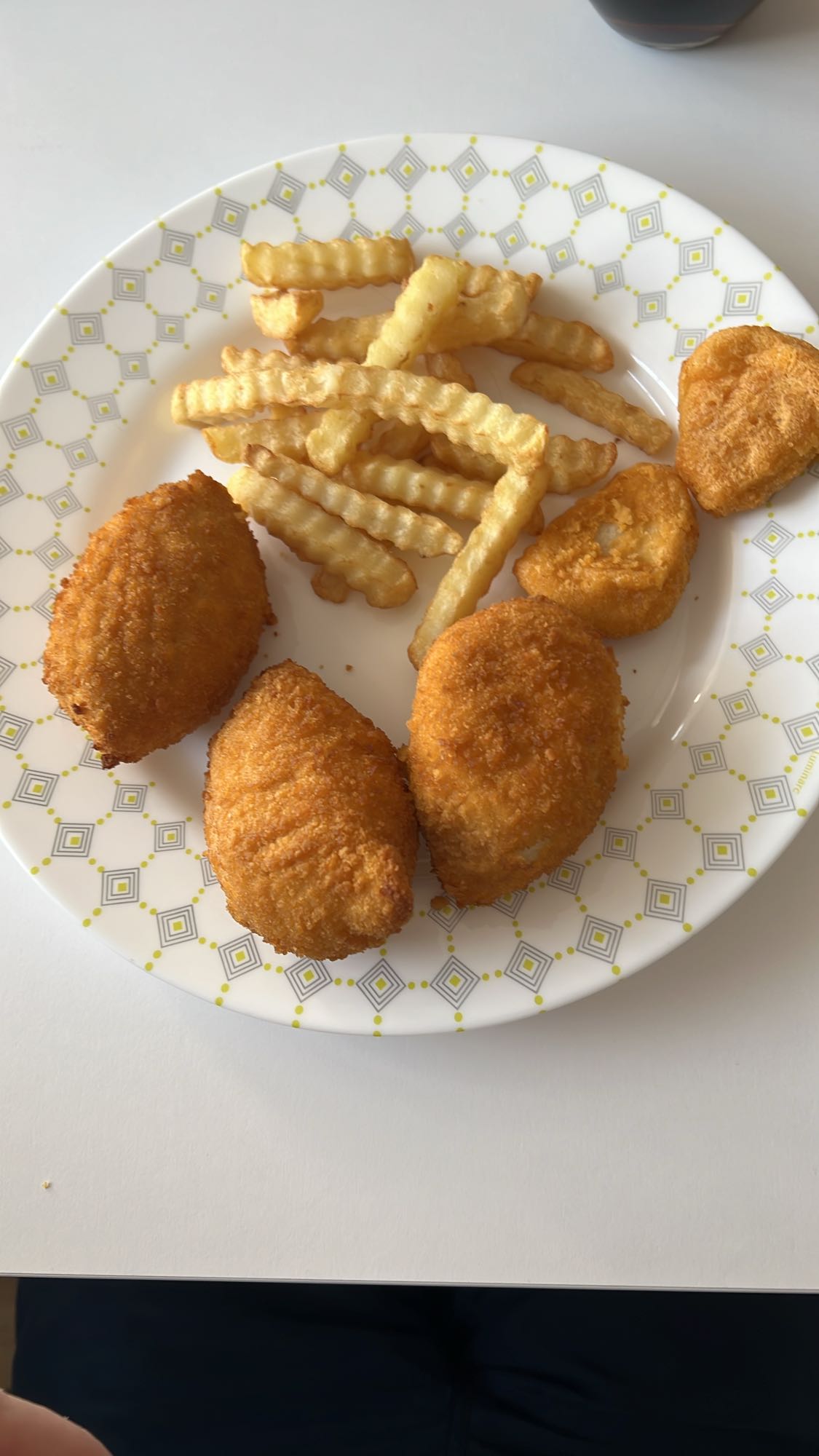 Dwa nuggetsy, trzy devolaje i frytki