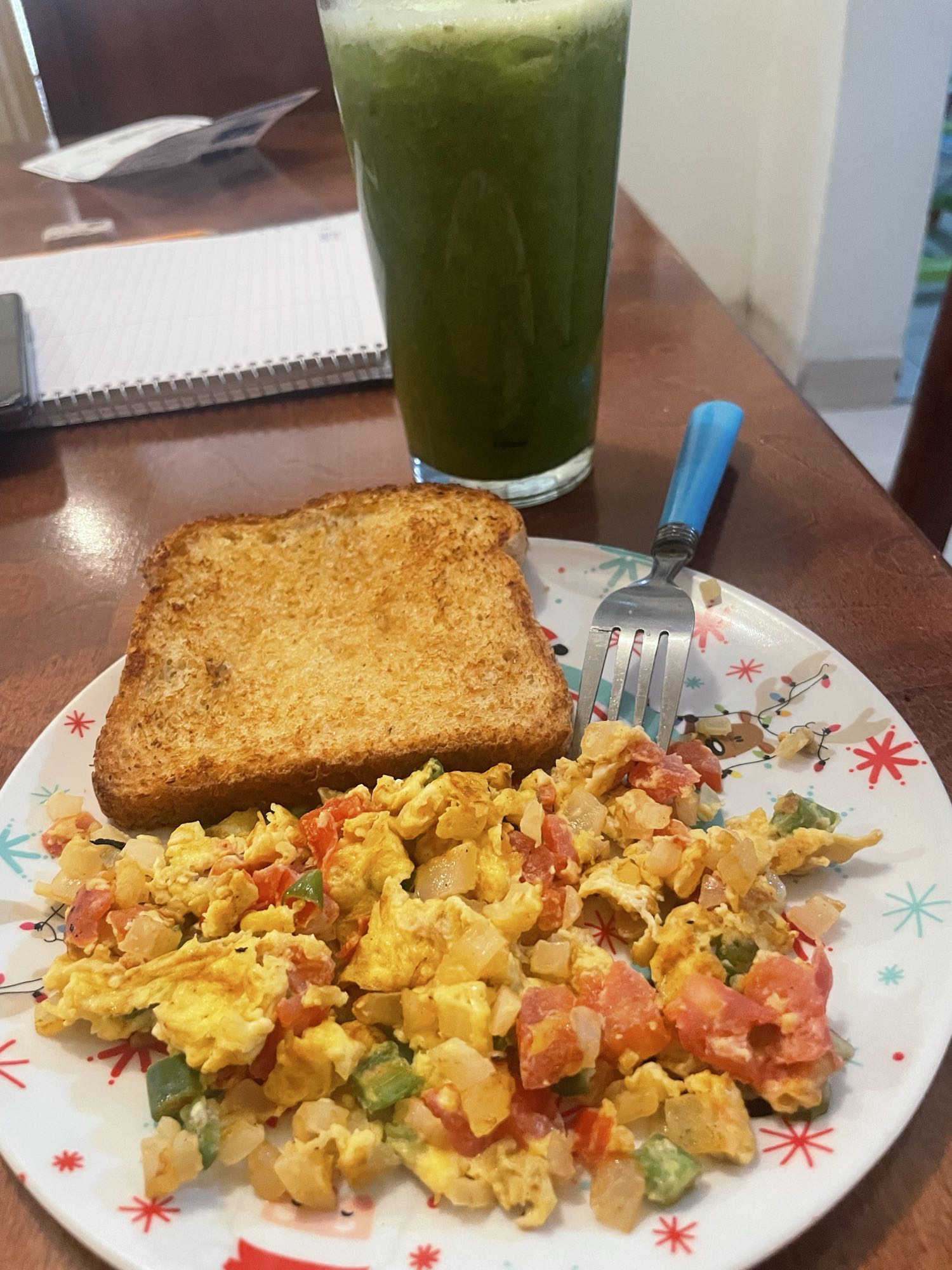 Desayuno con huevos y pan