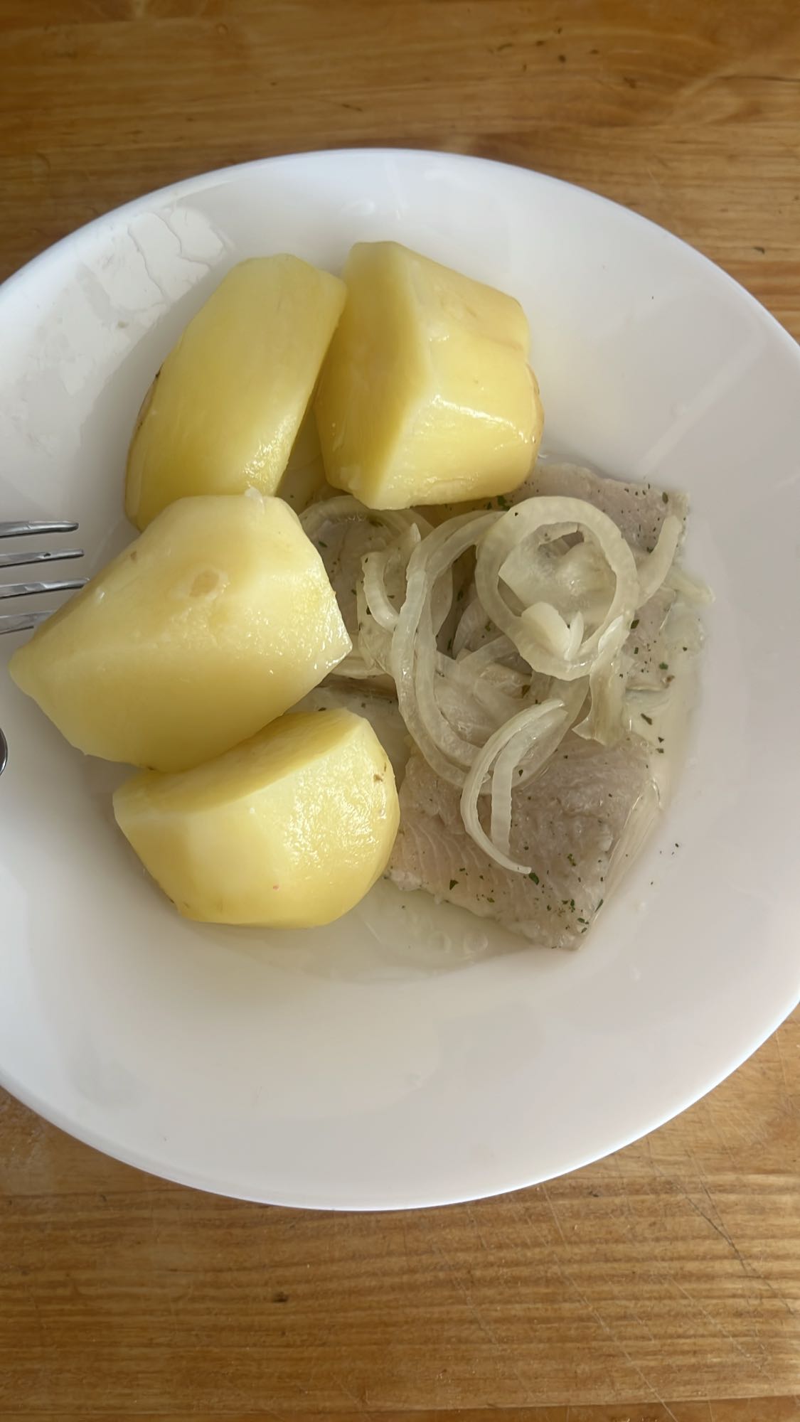 Ziemniaki z rybą i cebulą