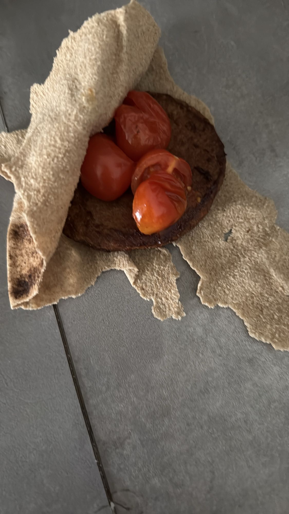 Wrap med tomat och biff