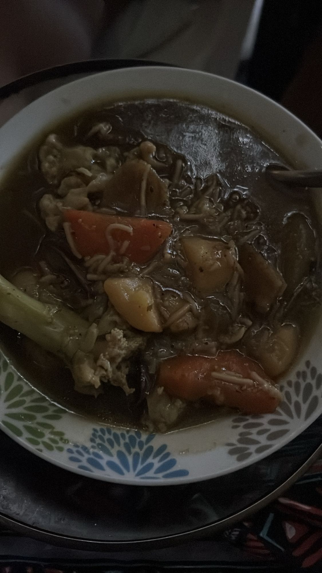 Sopa de fideos con verduras