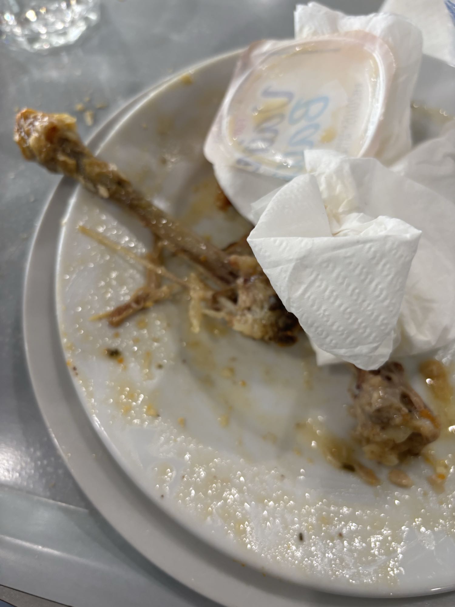 Dos muslos de pollo con patatas fritas y salsa de verduras, ensalada de pasta con maíz y flan de huevo