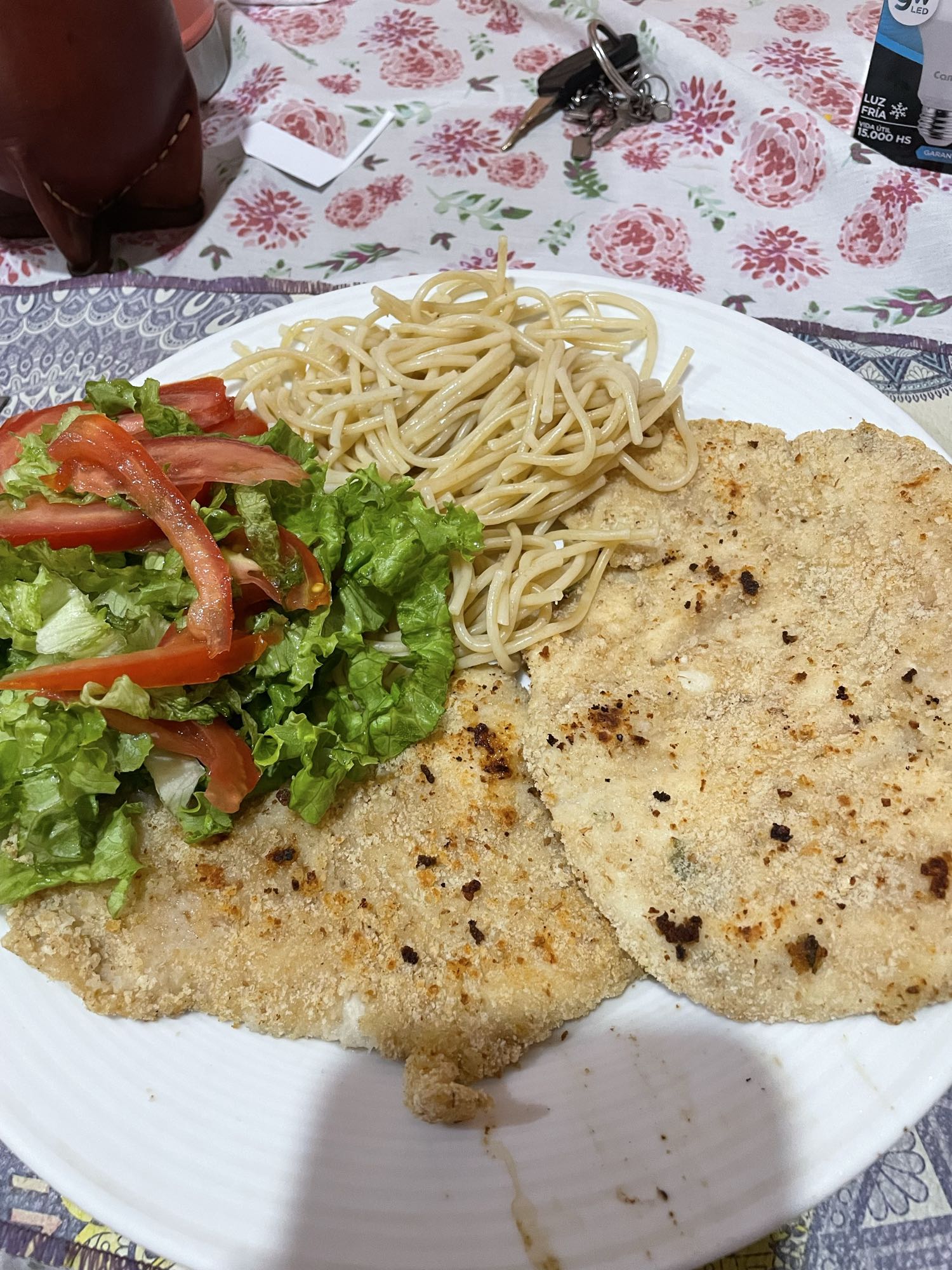 Milanesa sin aceite con ensalada y fideos