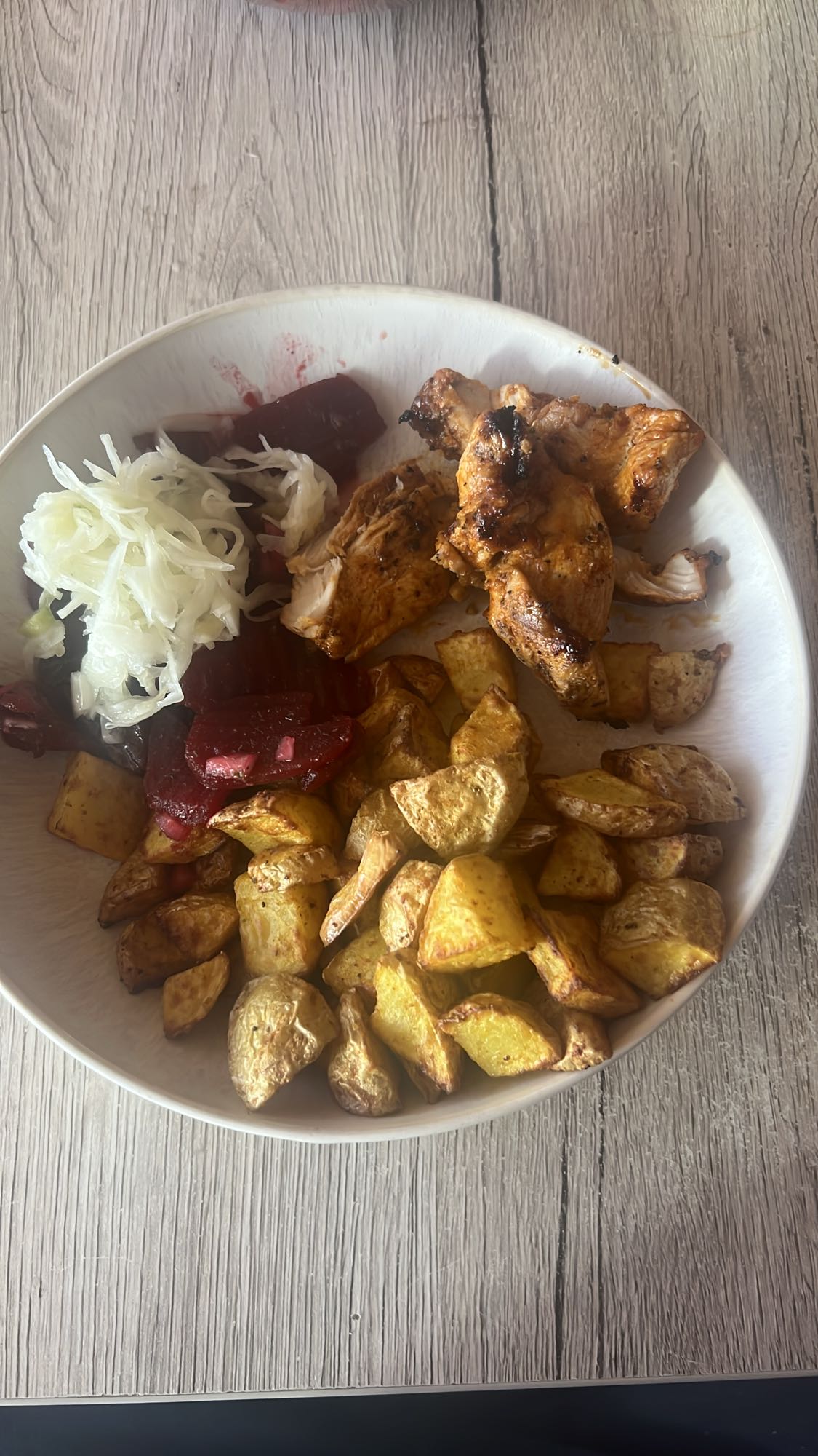 Pollo con papas y remolacha