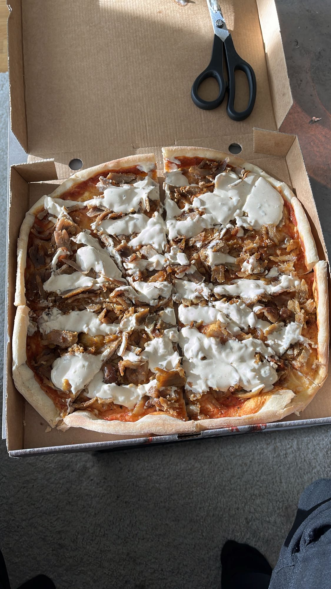 Kebabpizza med sås