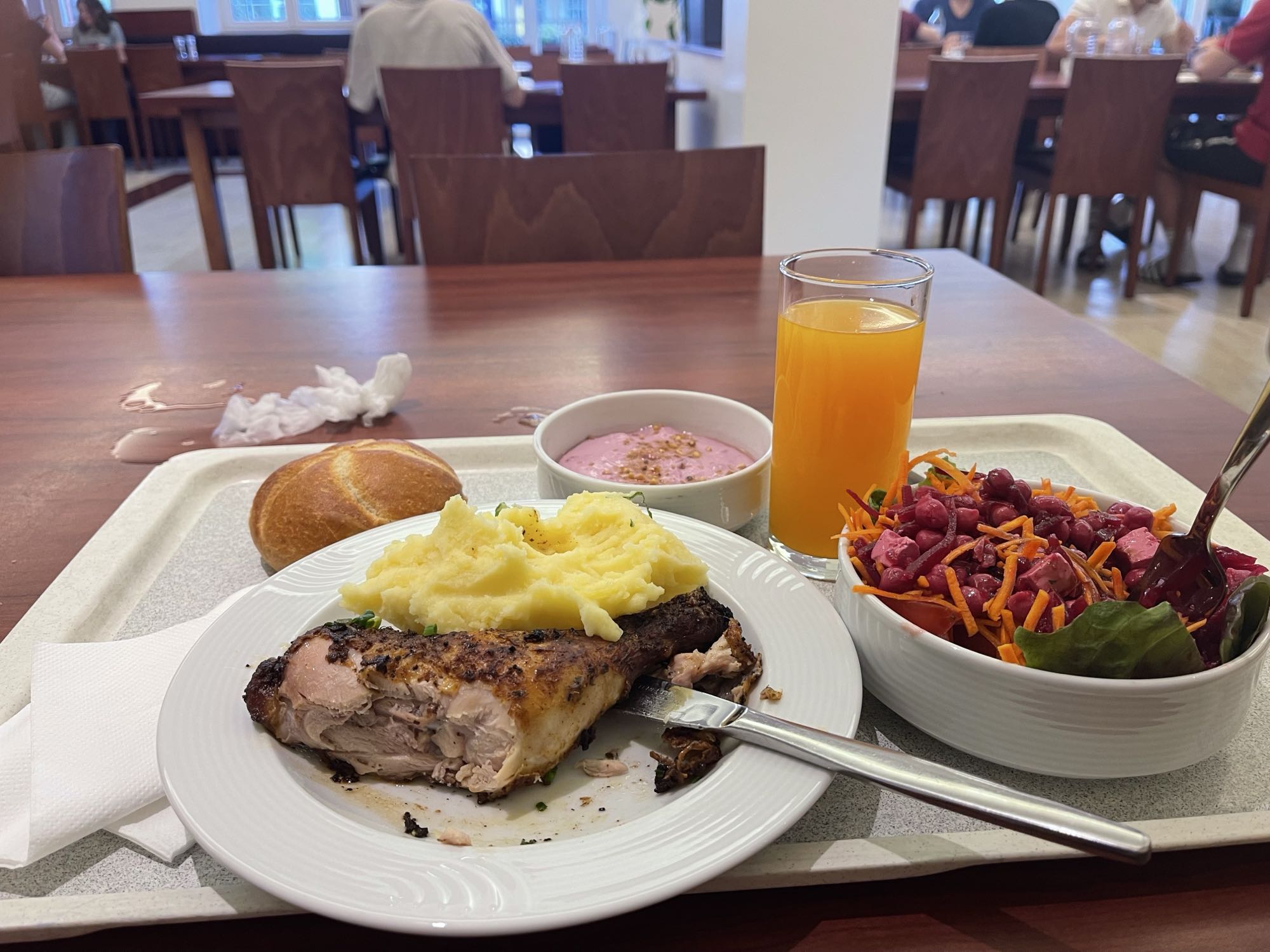 Pollo con puré y ensalada