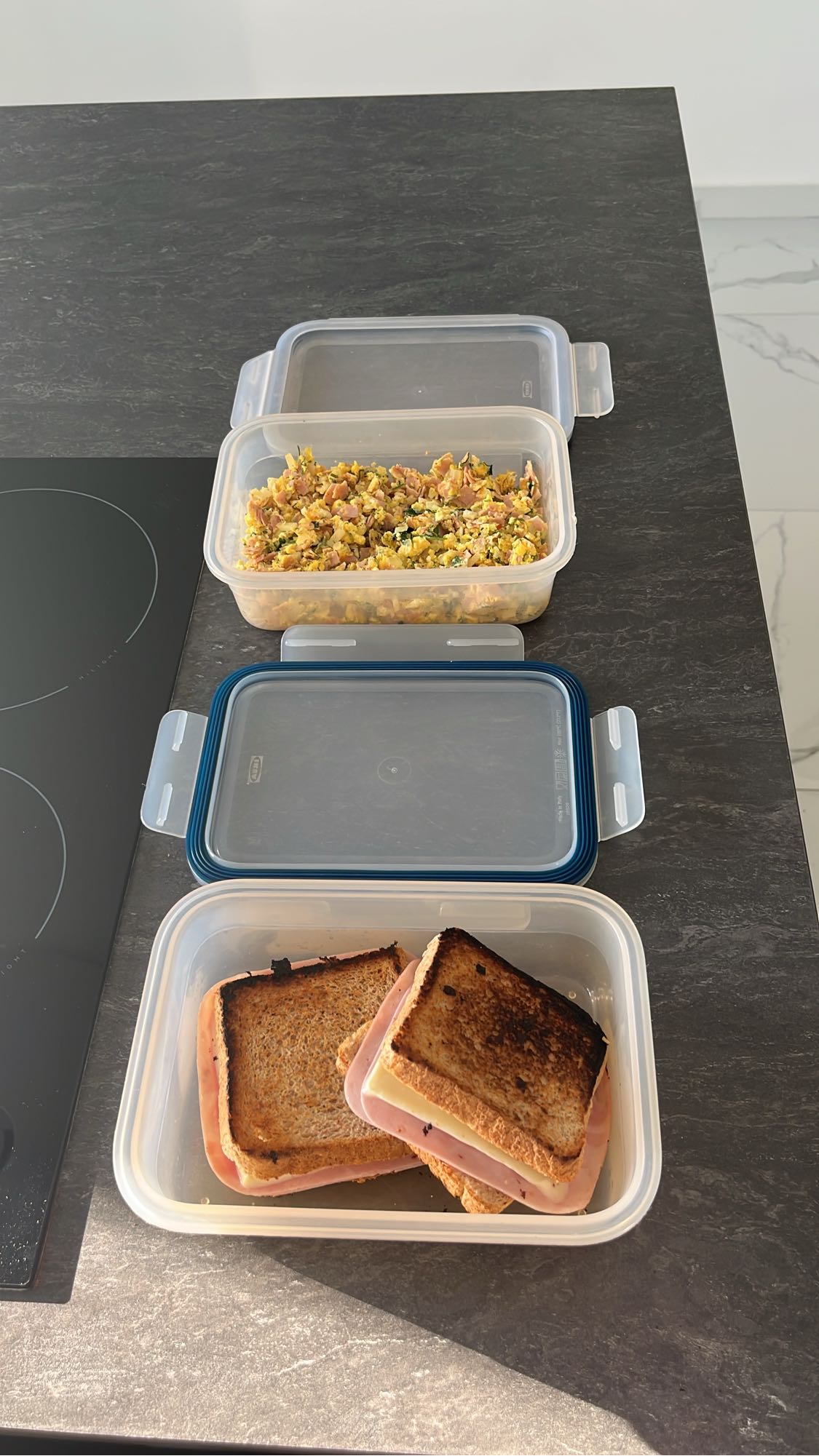 Sanduíches e ovos mexidos