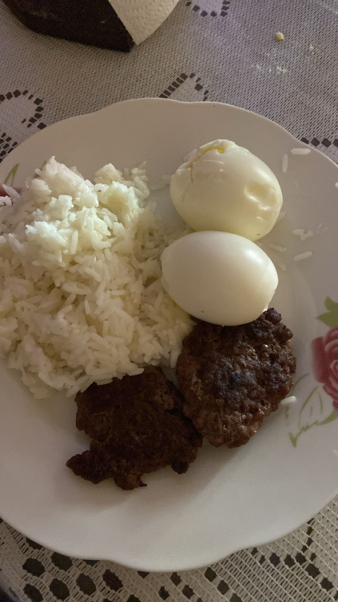 Arroz con huevos y carne