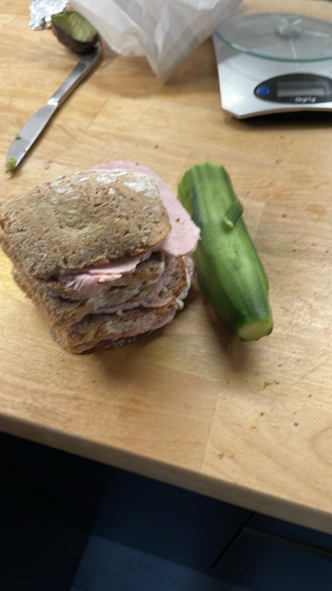 Kanapki z piersią indyka i awokado