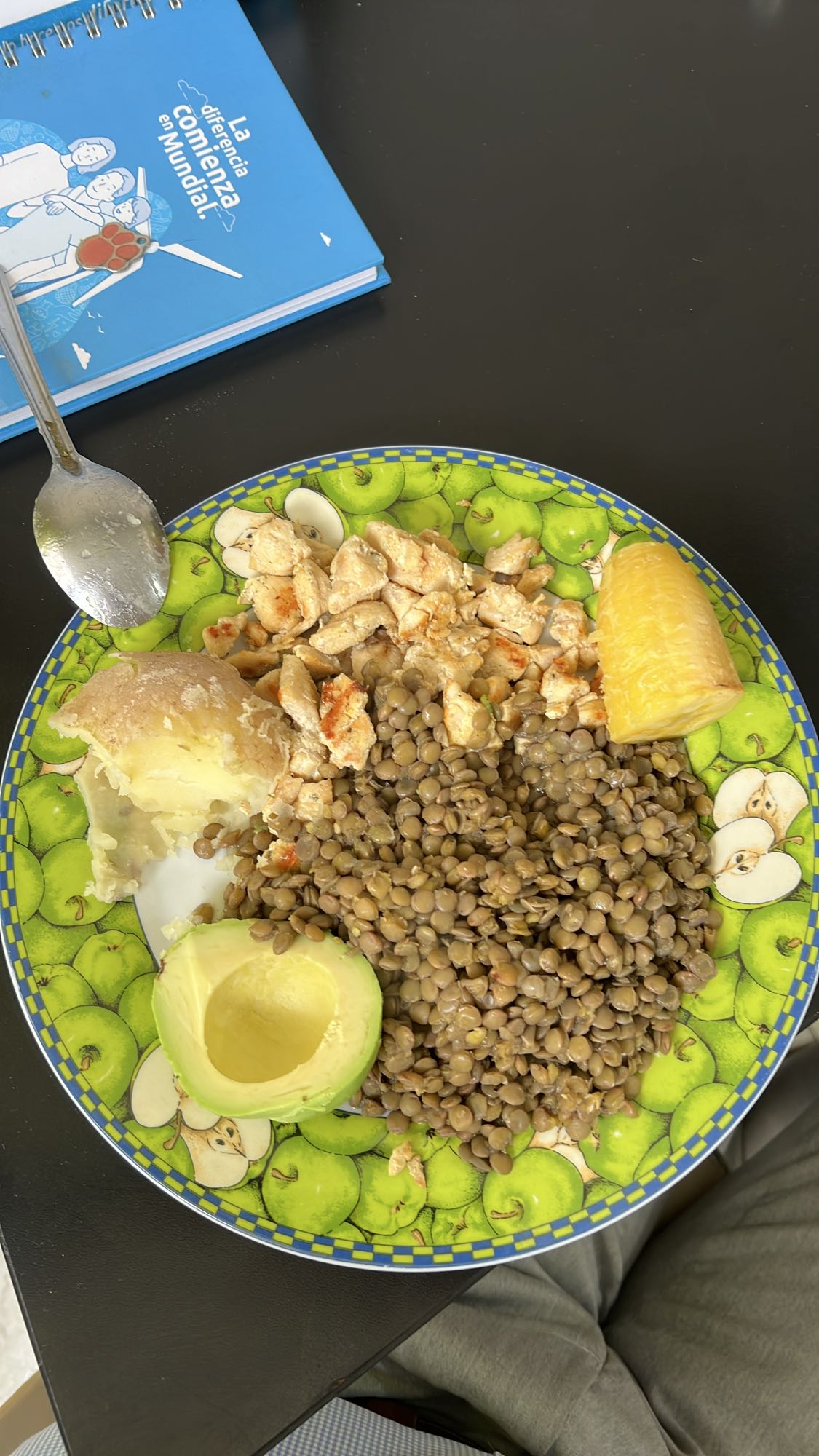 Plato con lentejas y pollo