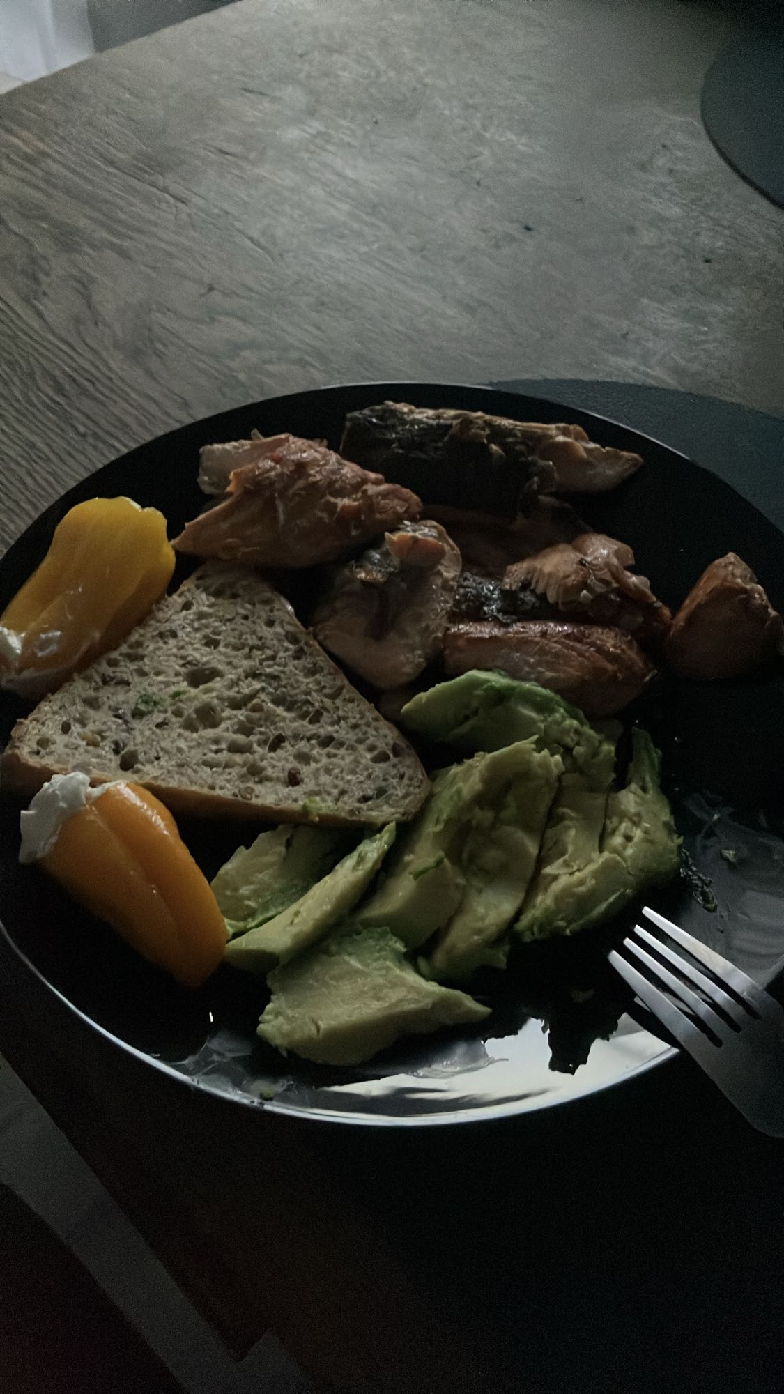 Łosoś z awokado i chlebem