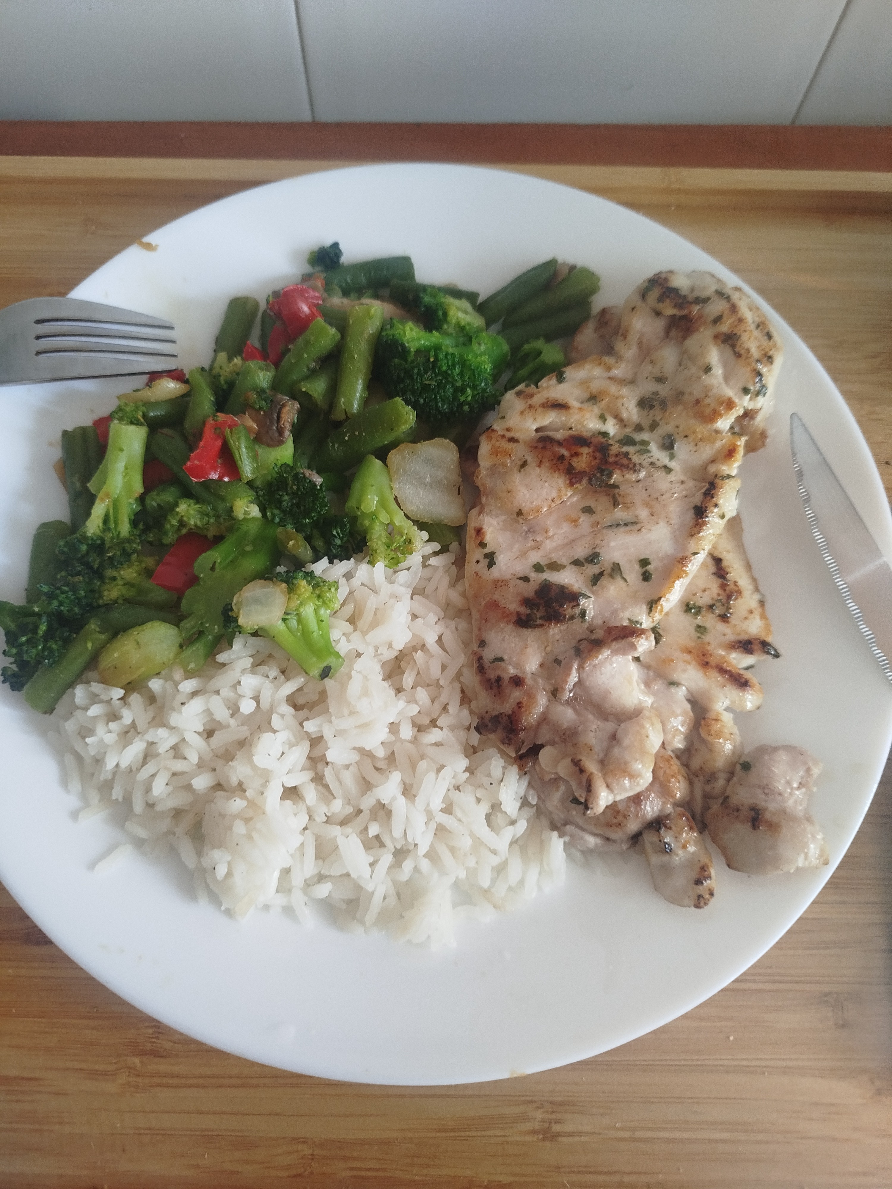 Pollo con arroz y verduras
