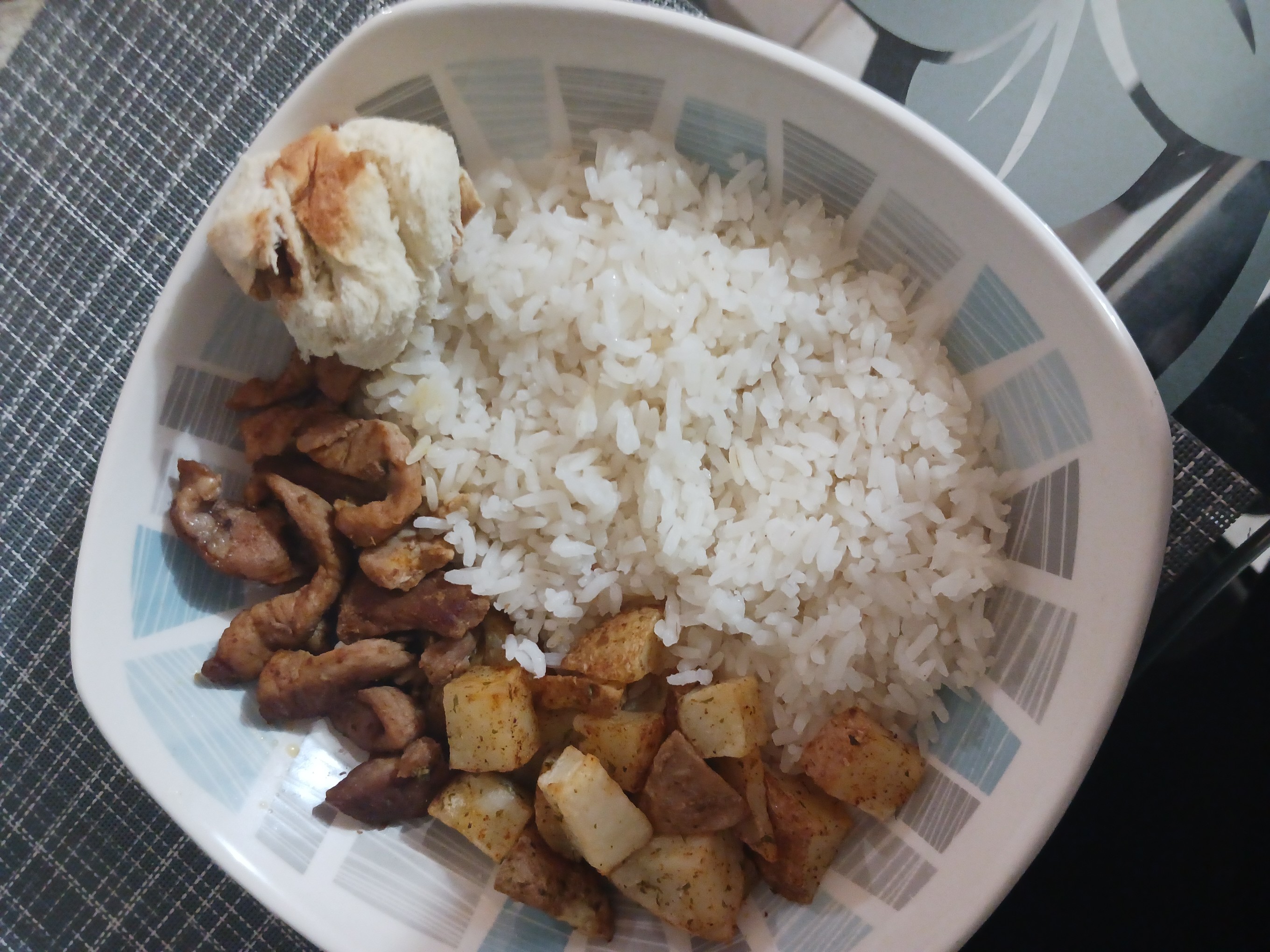 Arroz con carne y papas