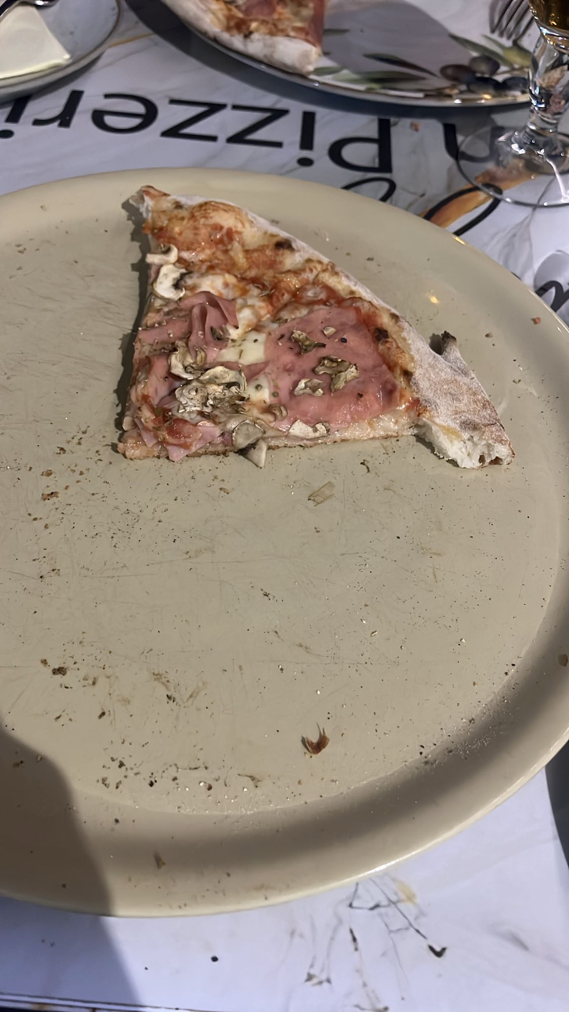Pizza z szynką i pieczarkami