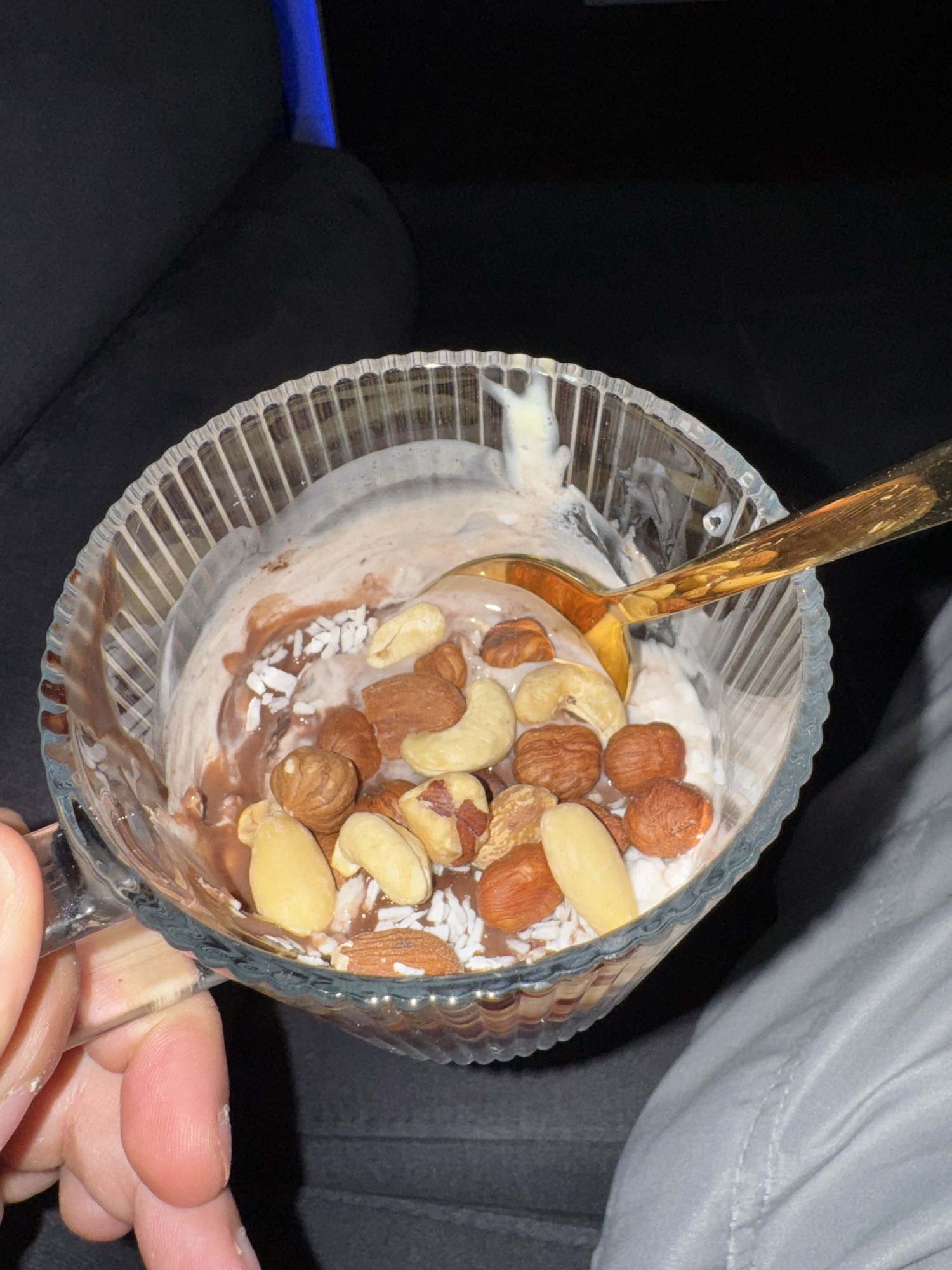 Joghurt mit Nüssen und High Protein Schokolade Pudding