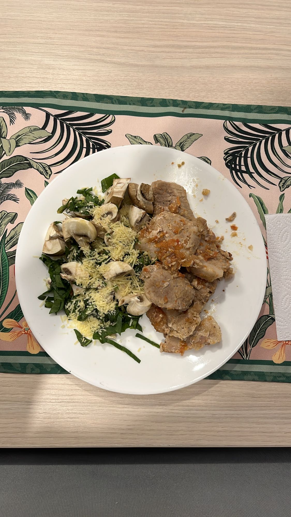 Cerdo con ensalada verde