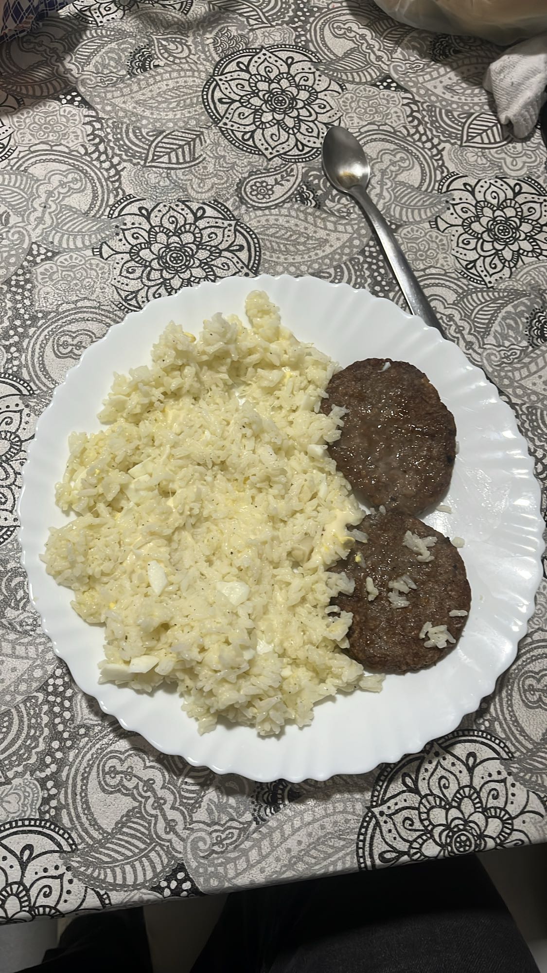 Arroz con hamburguesas