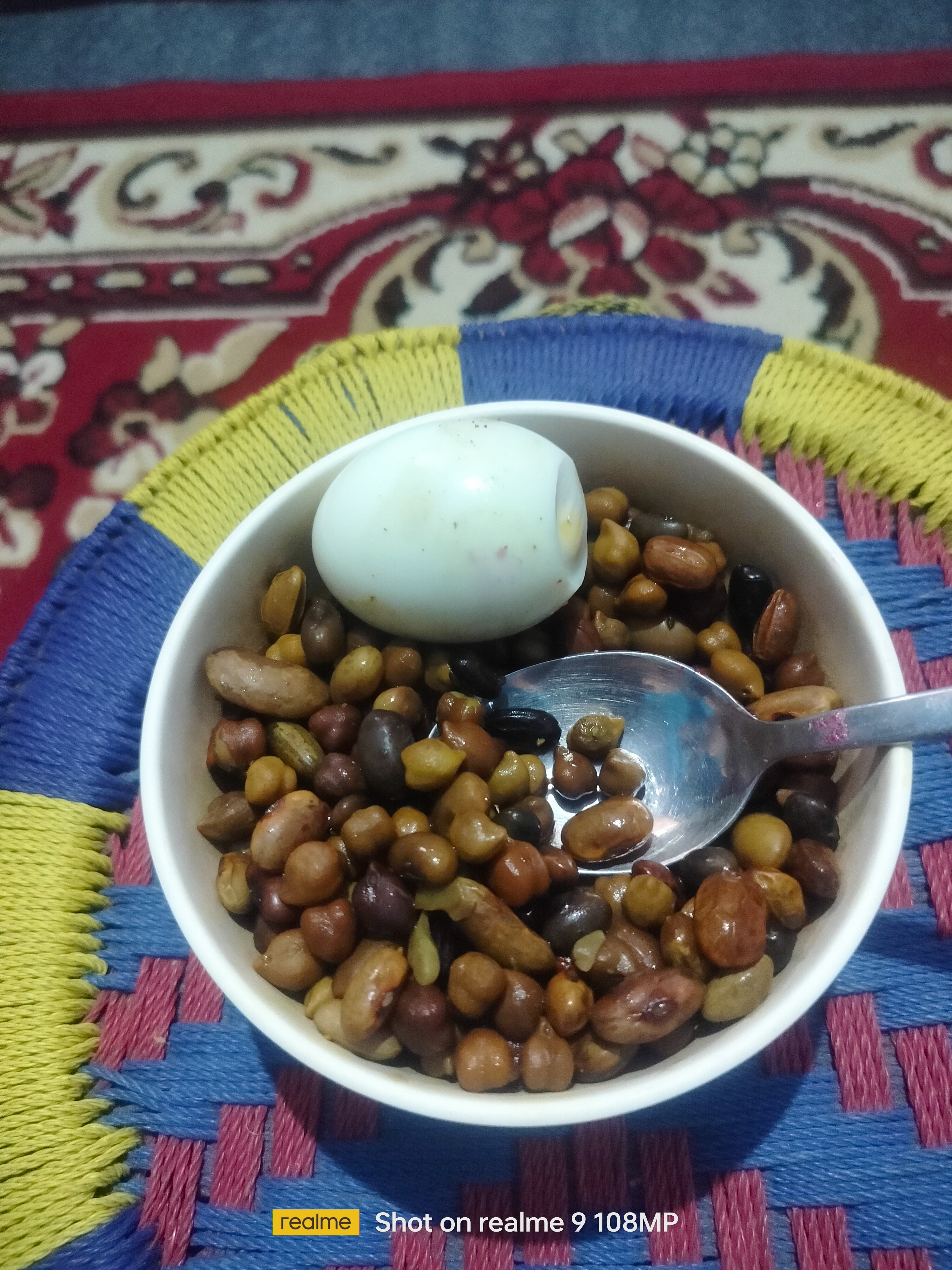 Boiled legumes with egg