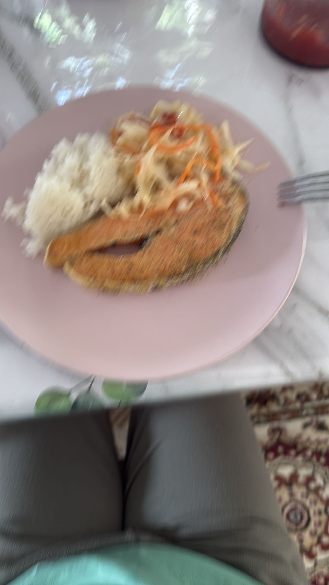 Лосось с рисом и салатом