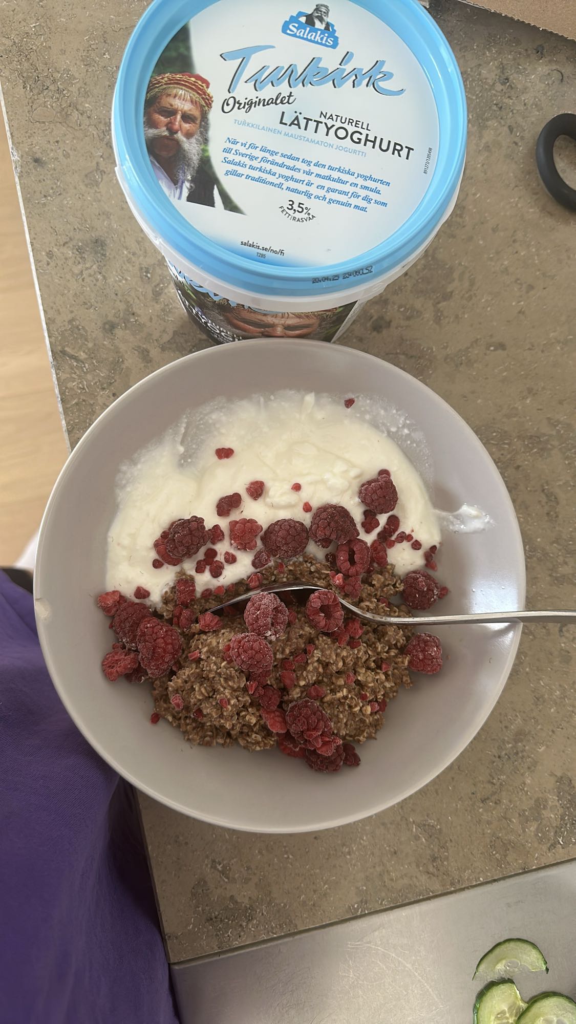 Fiberhavregryn med lättmjölk, proteinpulver, ashwagandha, lättyoghurt och hallon