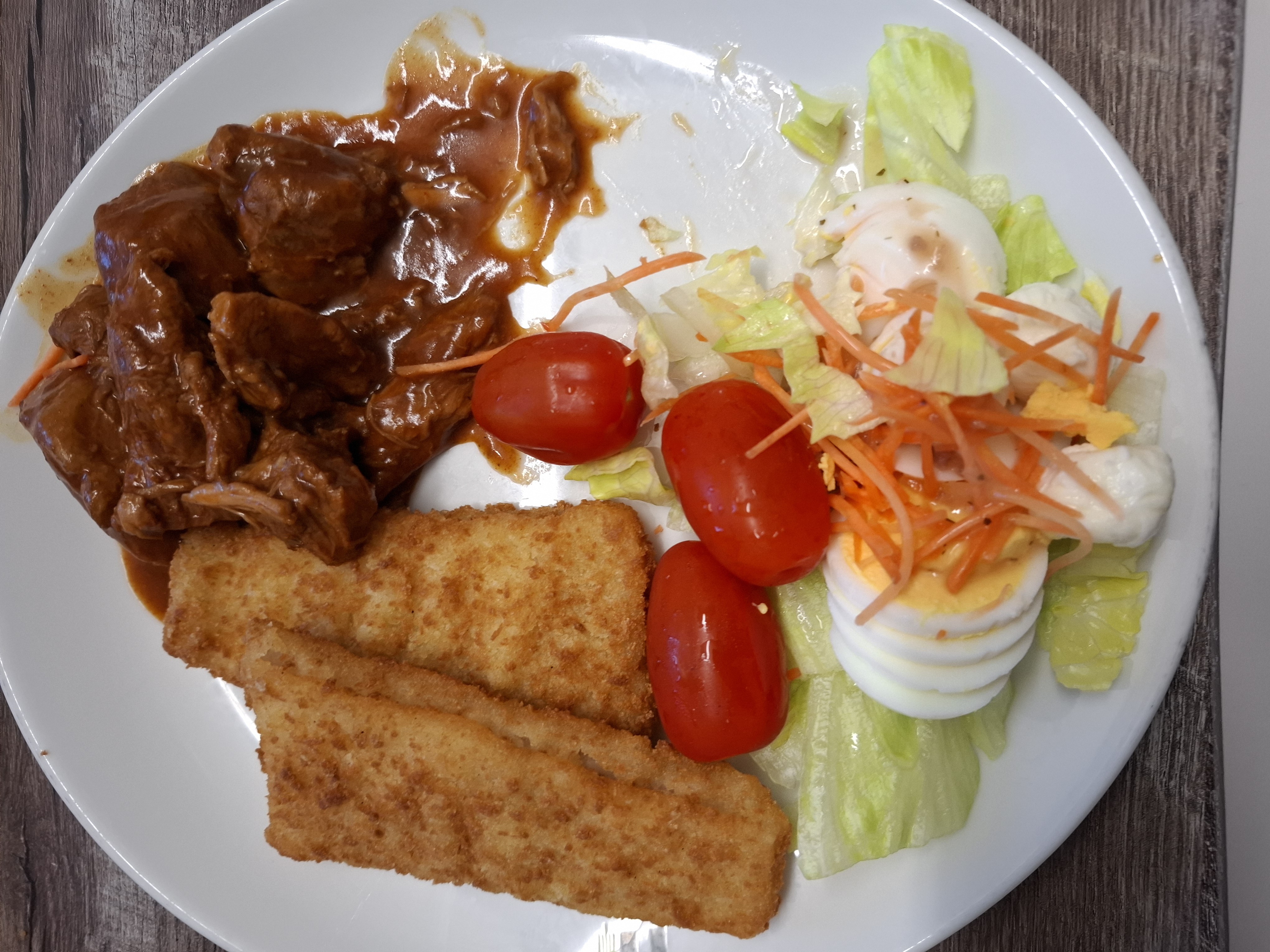 Carne, pescado y ensalada