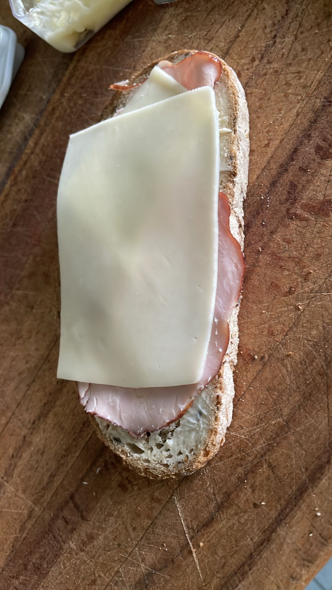 Kanapka z szynką i serem