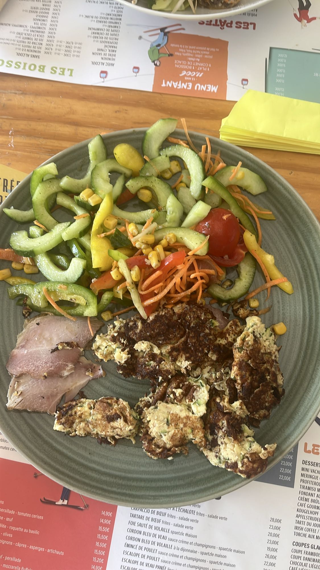 Omelette et salade mixte