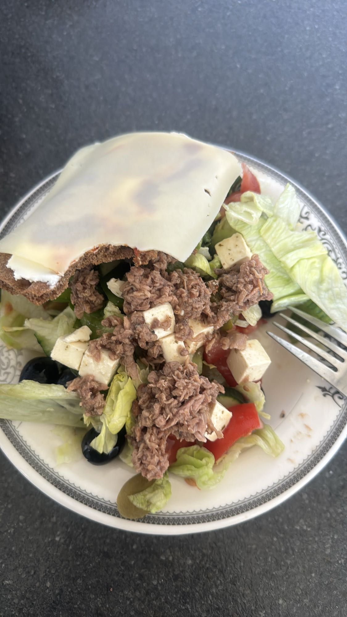 Salat mit Thunfischbrot