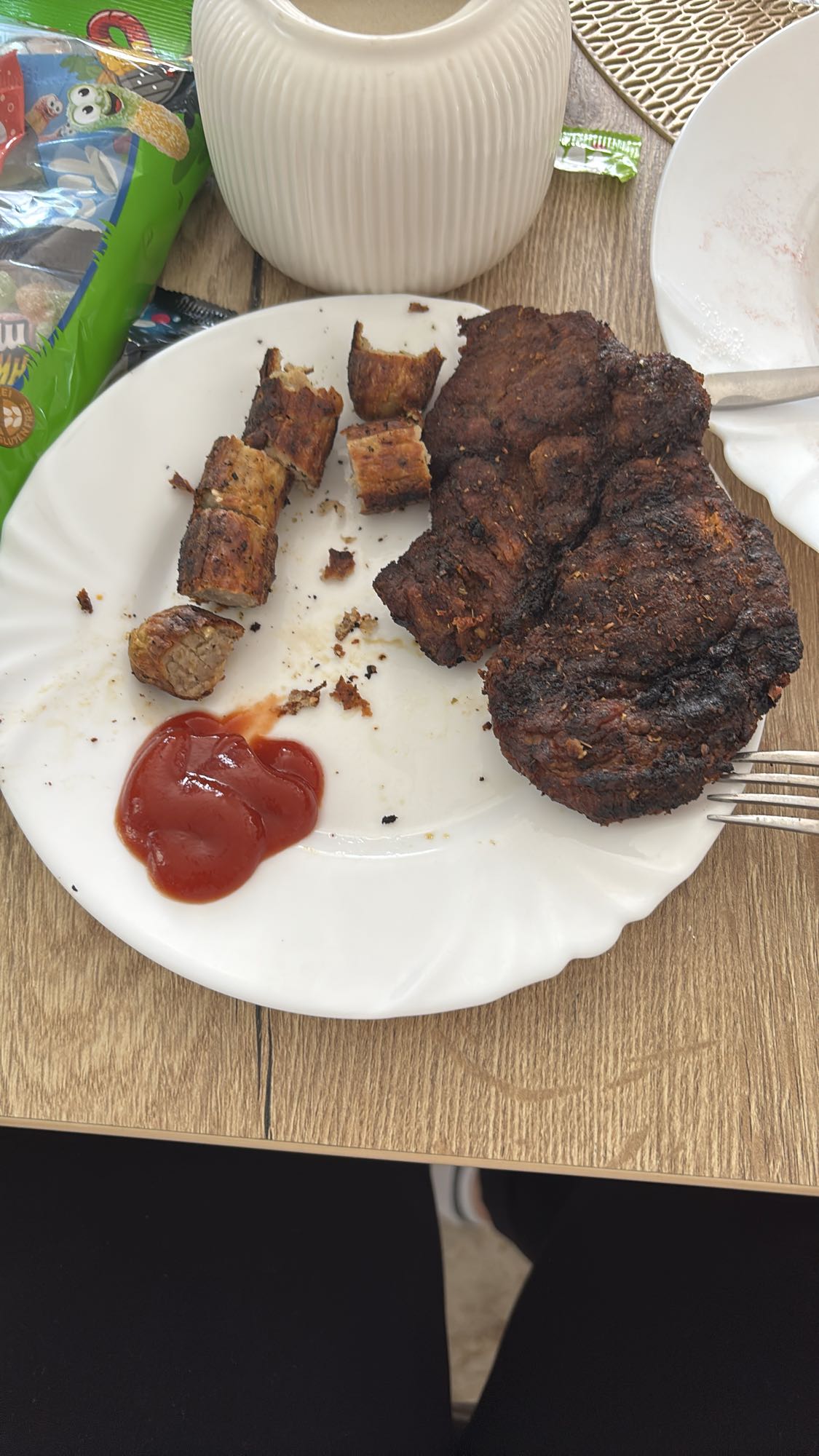 Grillowane mięso z ketchupem